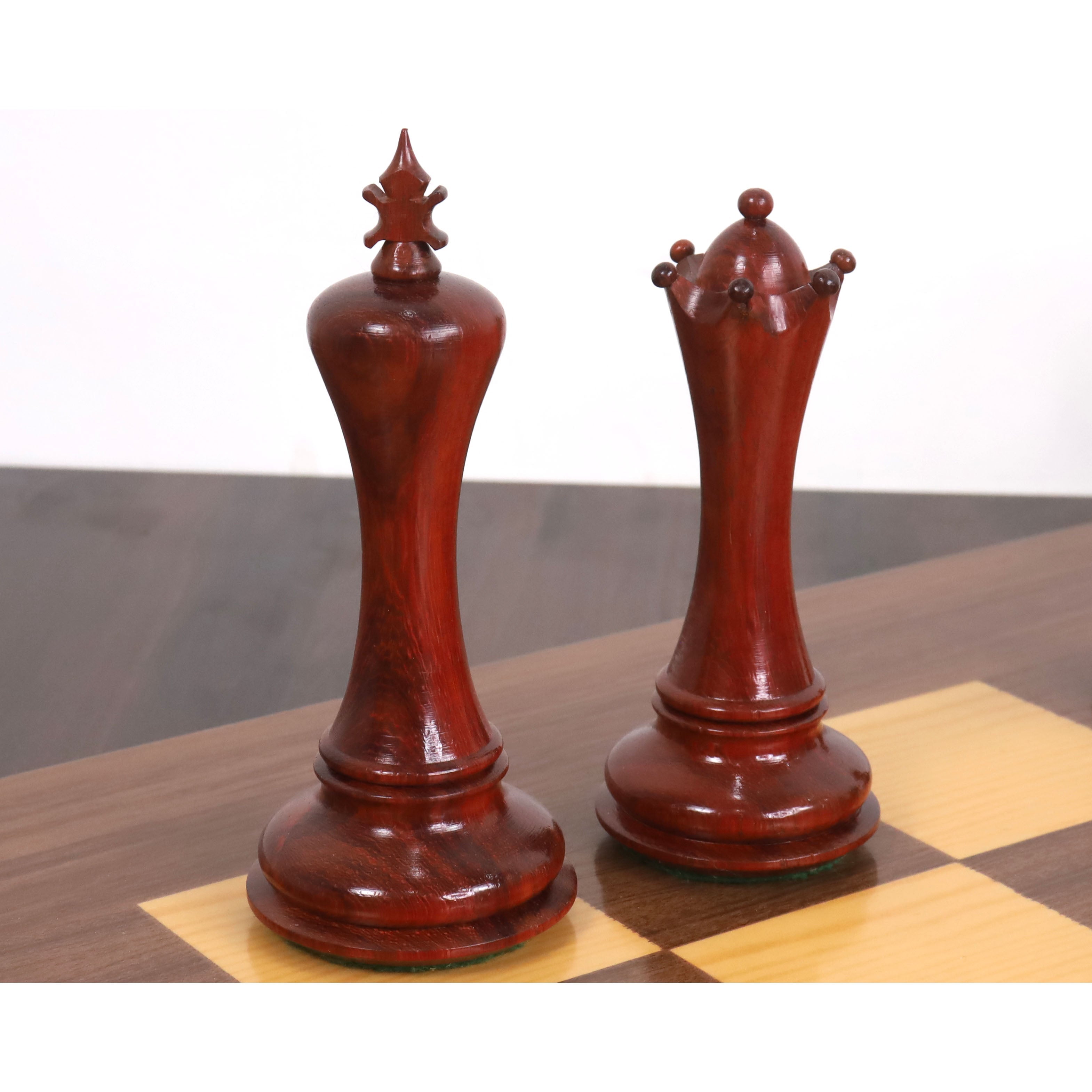 Avant Garde Staunton chess pieces in bud rosewood, 117mm king