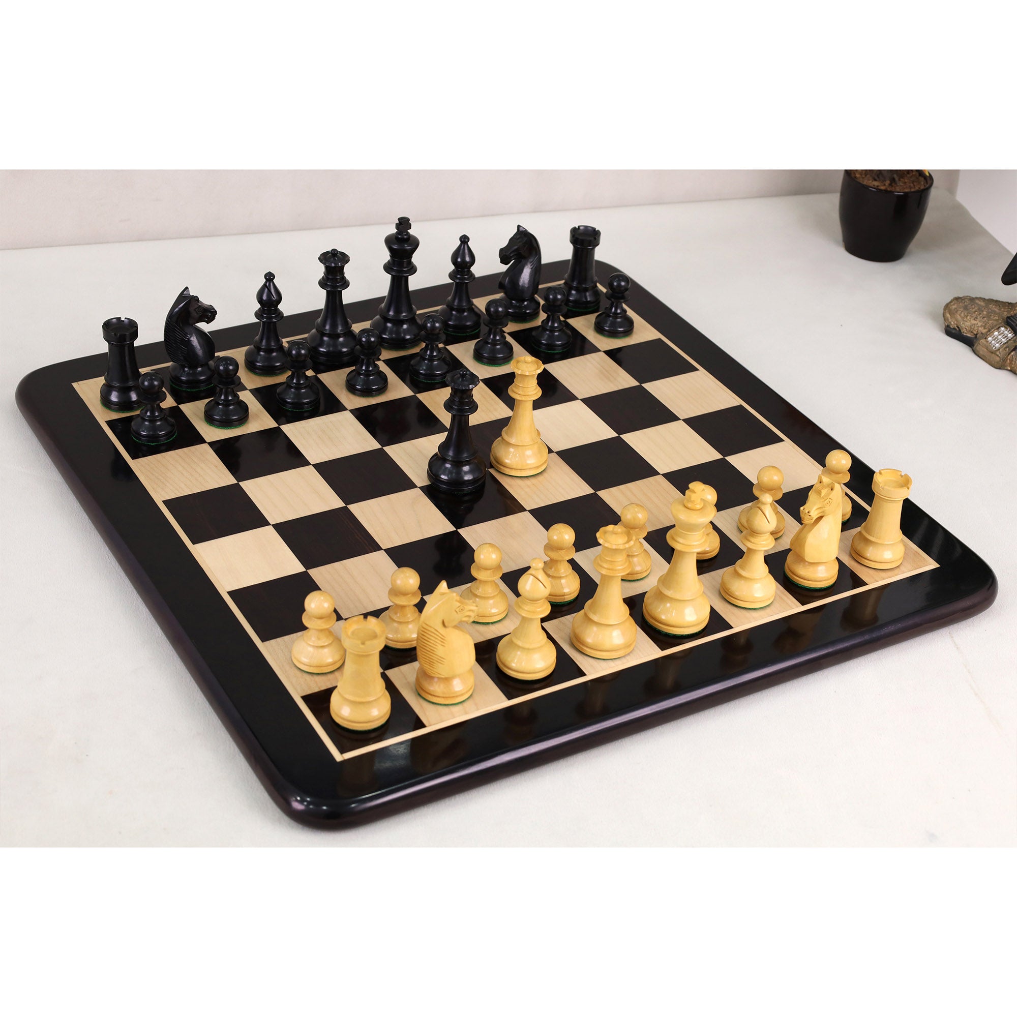 Ebonised Boxwood and Boxwood chessmen, 104mm king