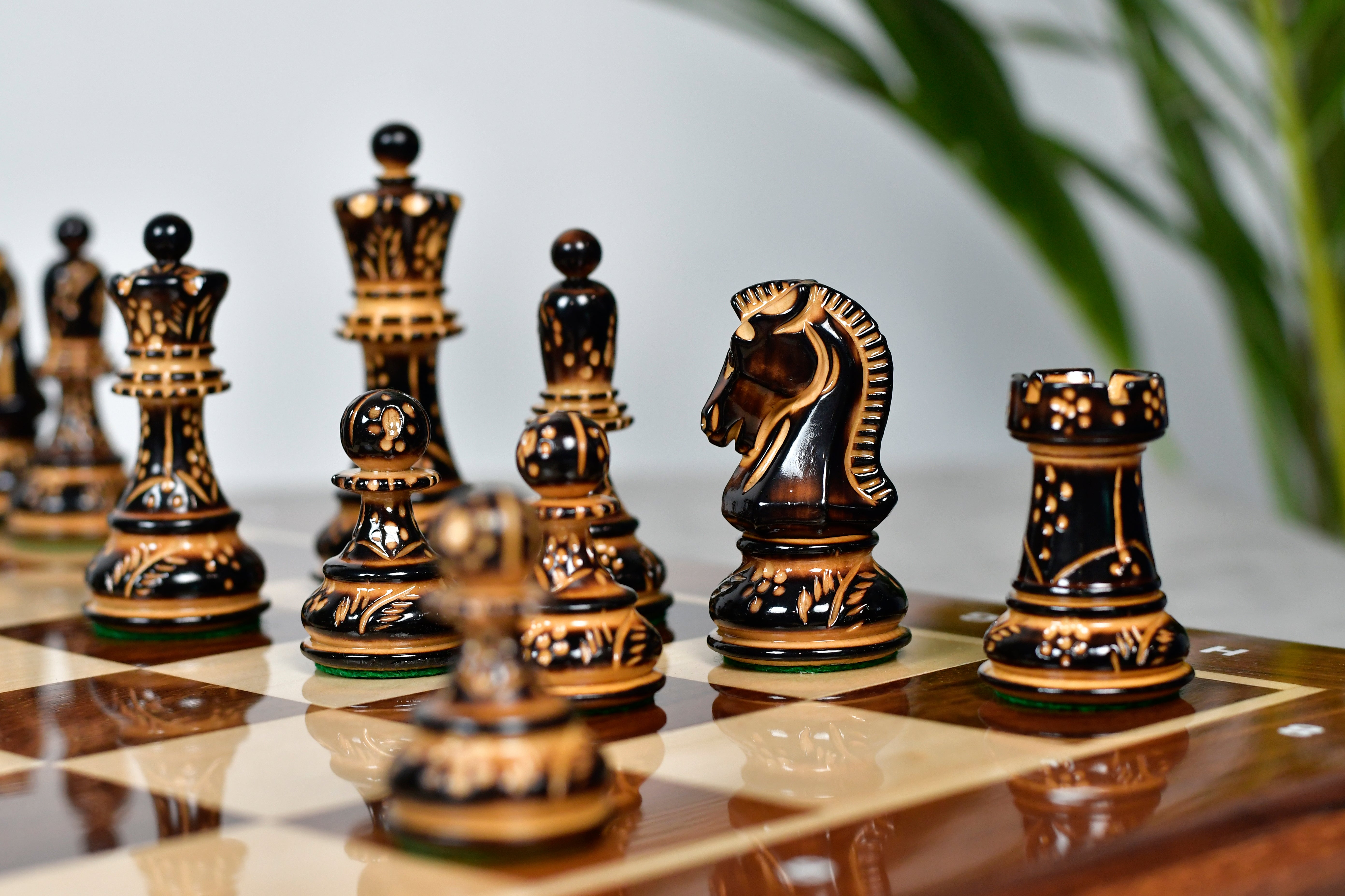 Lacquered burnt boxwood Dubrovnik chessmen, double weighted with felt bases