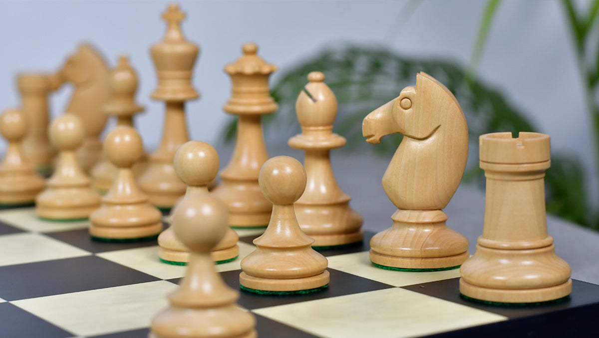Ebonised and natural boxwood Staunton chess pieces, 3.75 inch king