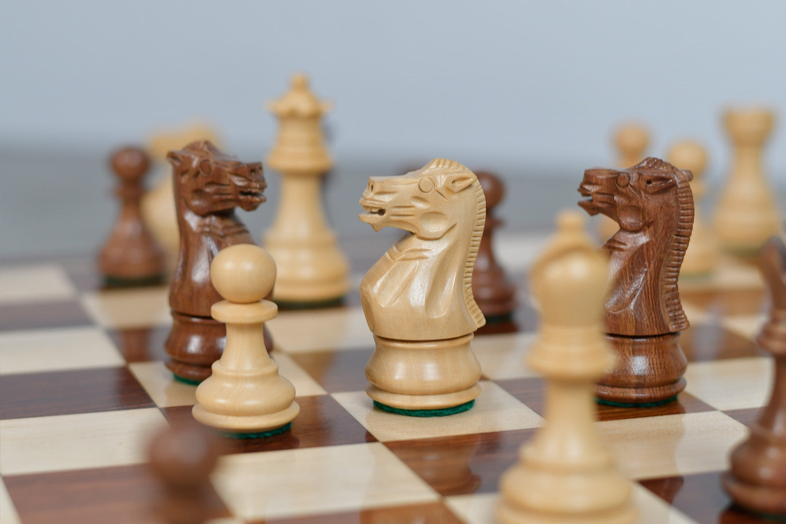 34 piece weighted Staunton chess pieces in sheesham and boxwood with two spare queens