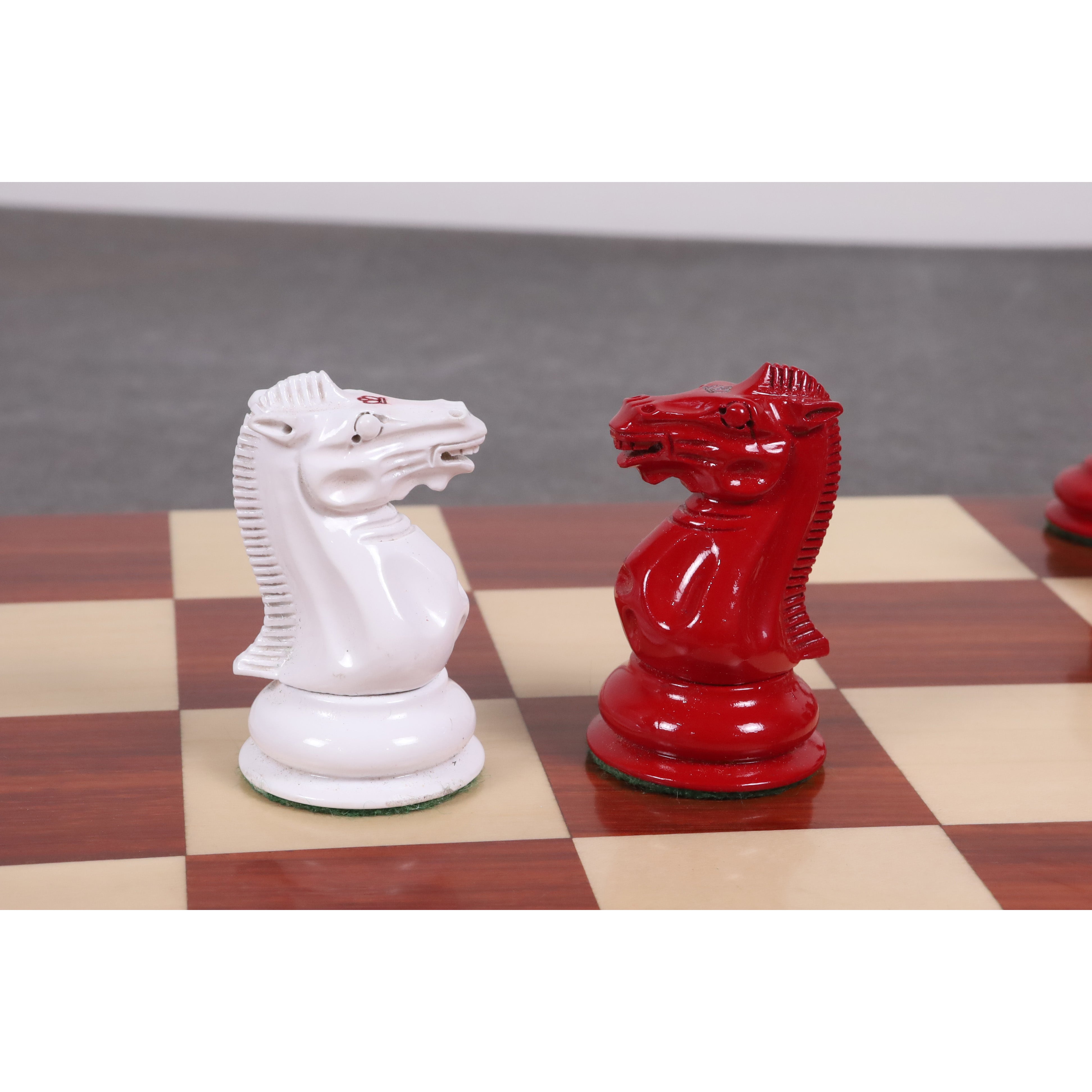 Red and white lacquered knights compared side by side