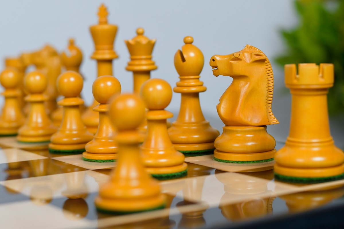 Reproduction Fischer Spassky chess pieces in antique boxwood, two spare queens
