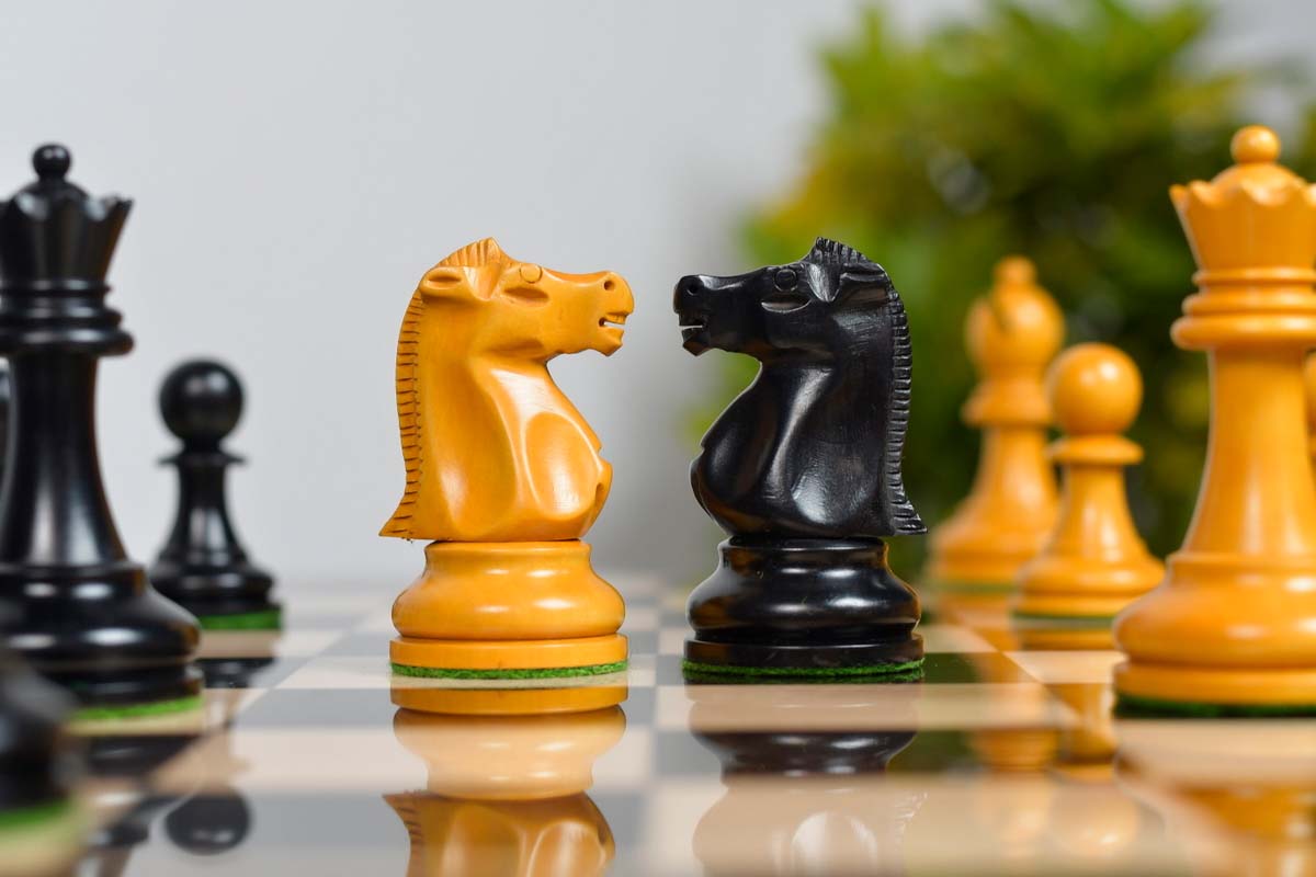 Ebonised and antique boxwood Staunton chess pieces, 3.77 inch king