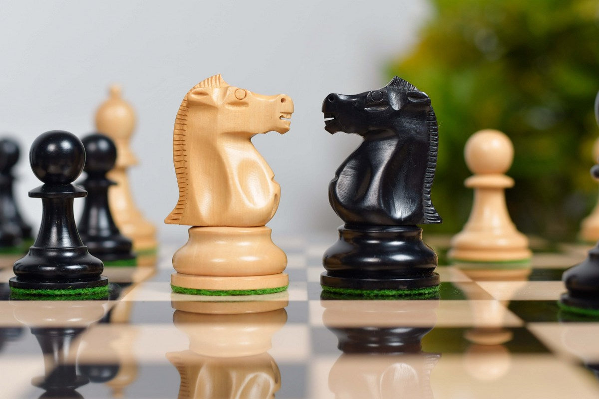 Ebonised and natural boxwood Staunton chess pieces, 3.77 inch king