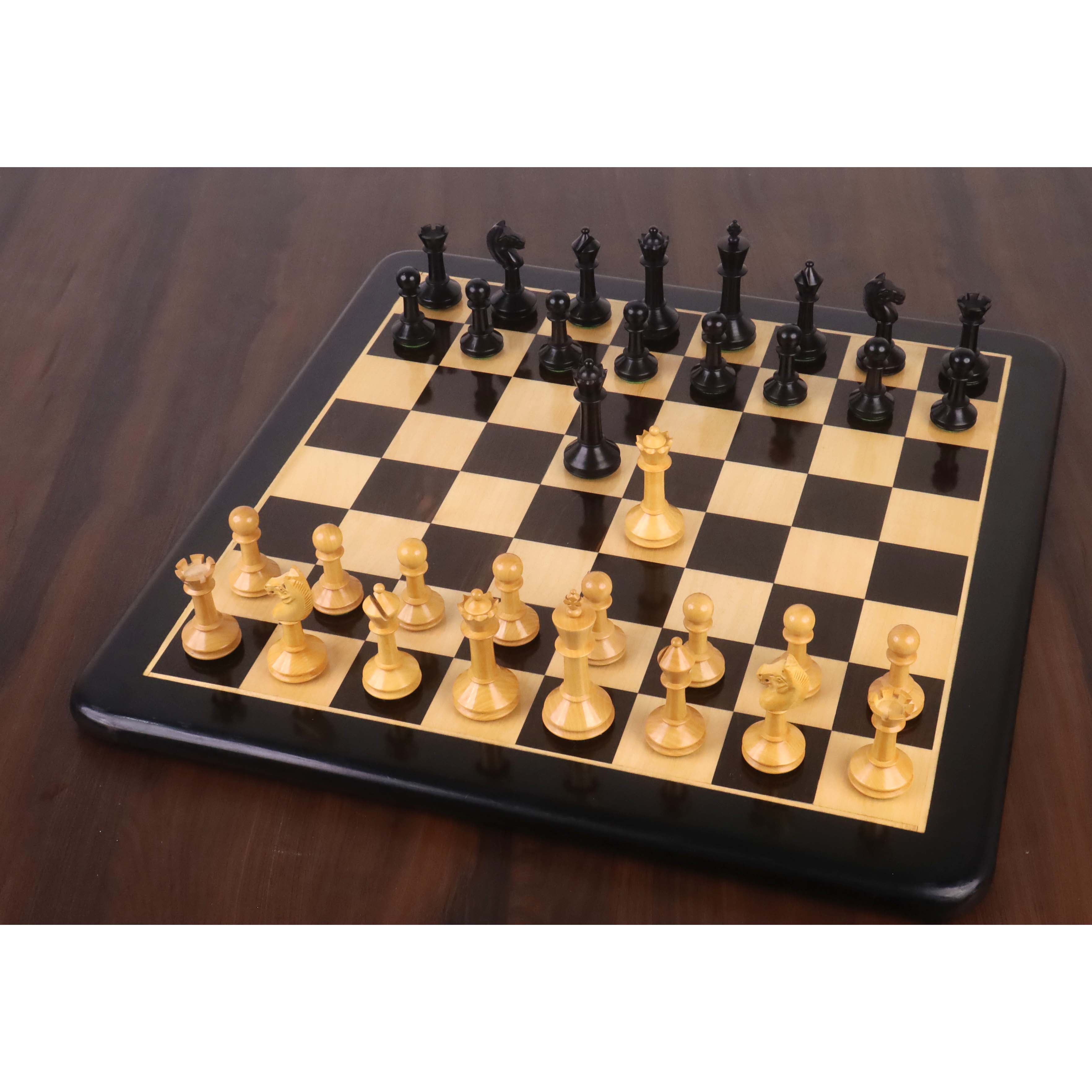 Ebonised Boxwood and Boxwood chessmen, 88mm king