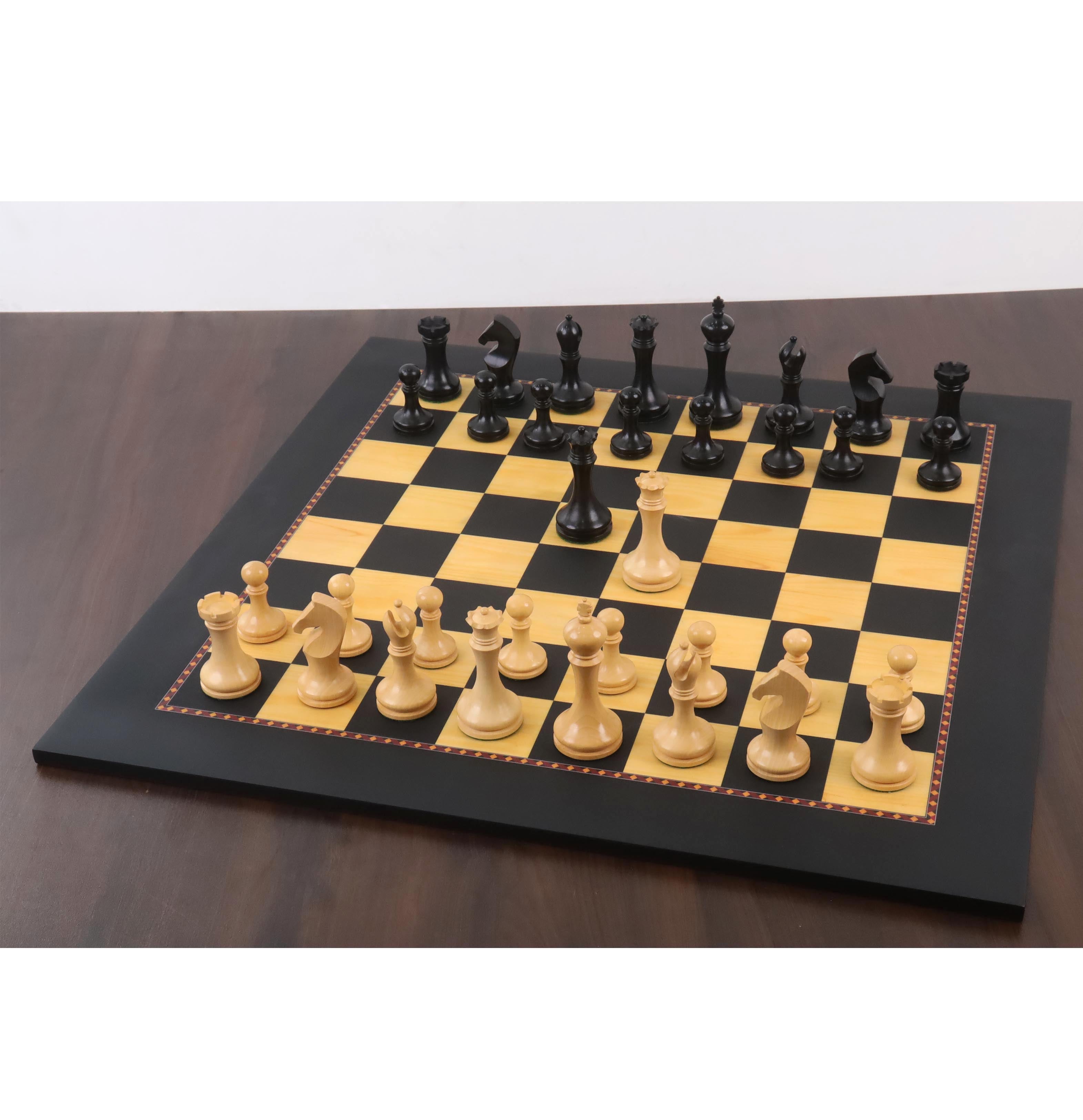 Ebonised Boxwood and Boxwood chessmen, 98mm king on a 39mm base