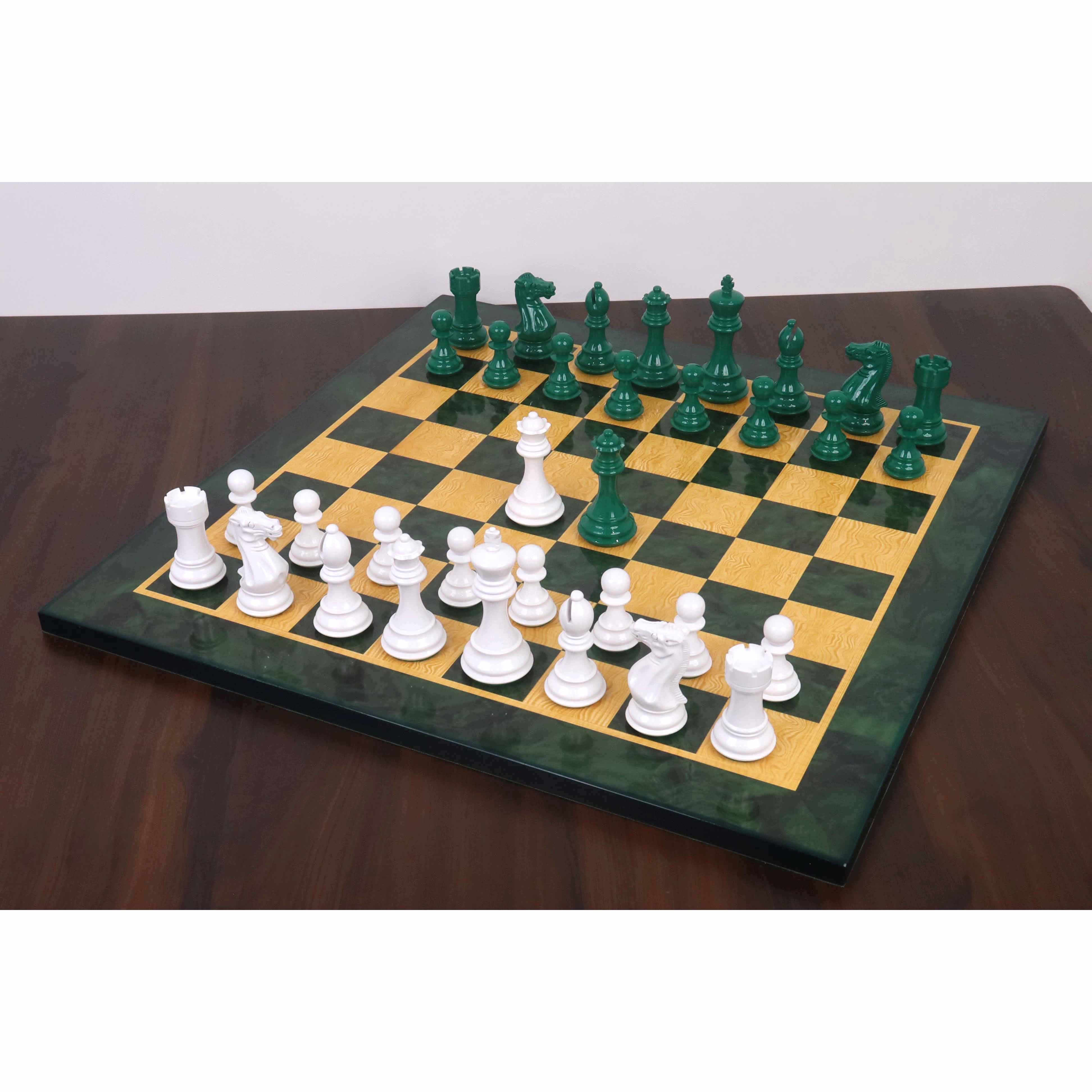 Green Painted Boxwood and White Painted Boxwood chessmen, 104mm king