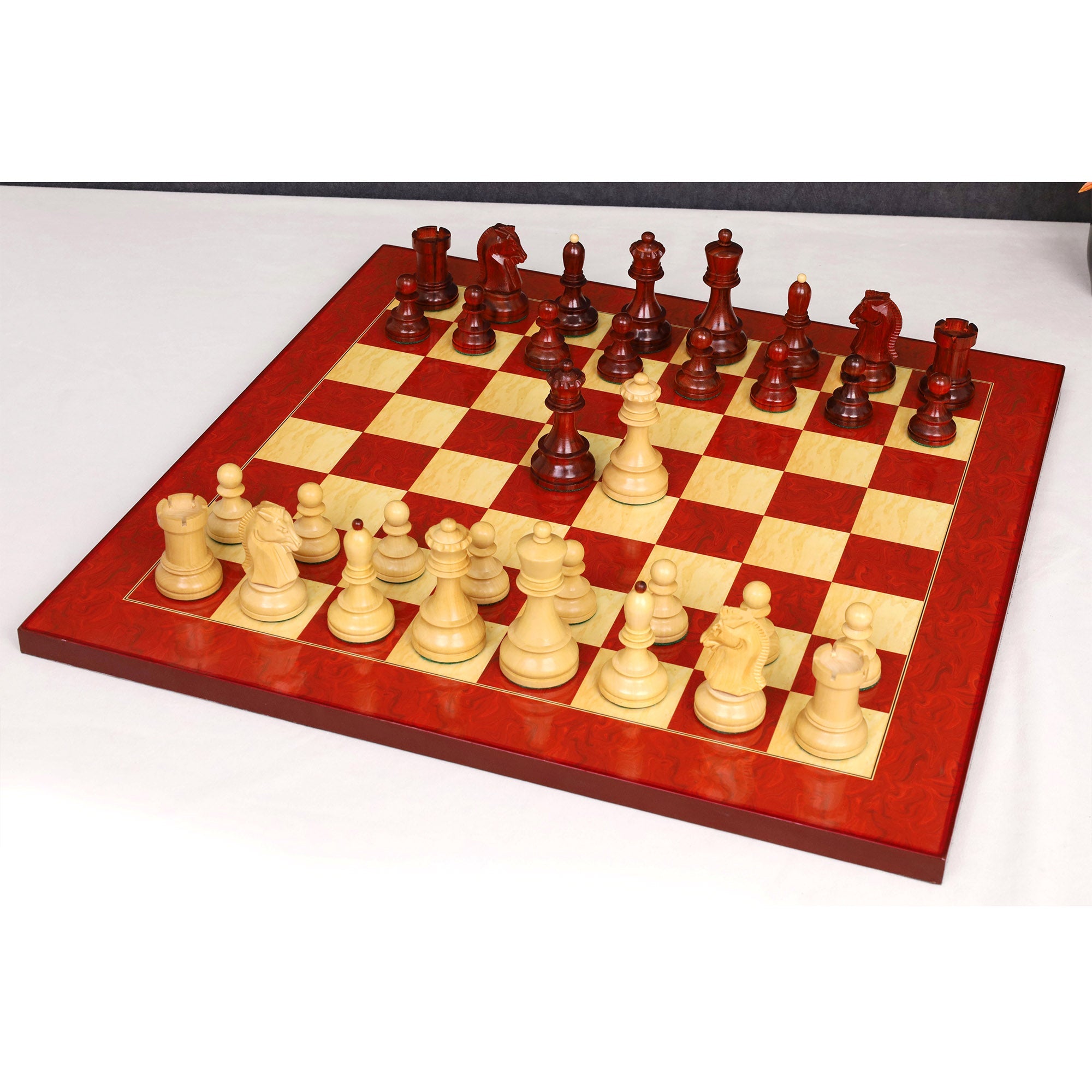 Bud Rosewood and Boxwood chessmen, 97mm king on a 44mm base