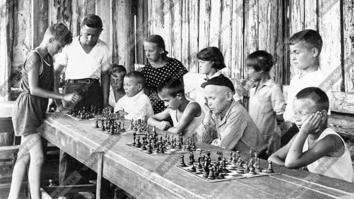 Ebonised Leningrad Schoolboy Soviet chess pieces from Sterling Chess Australia