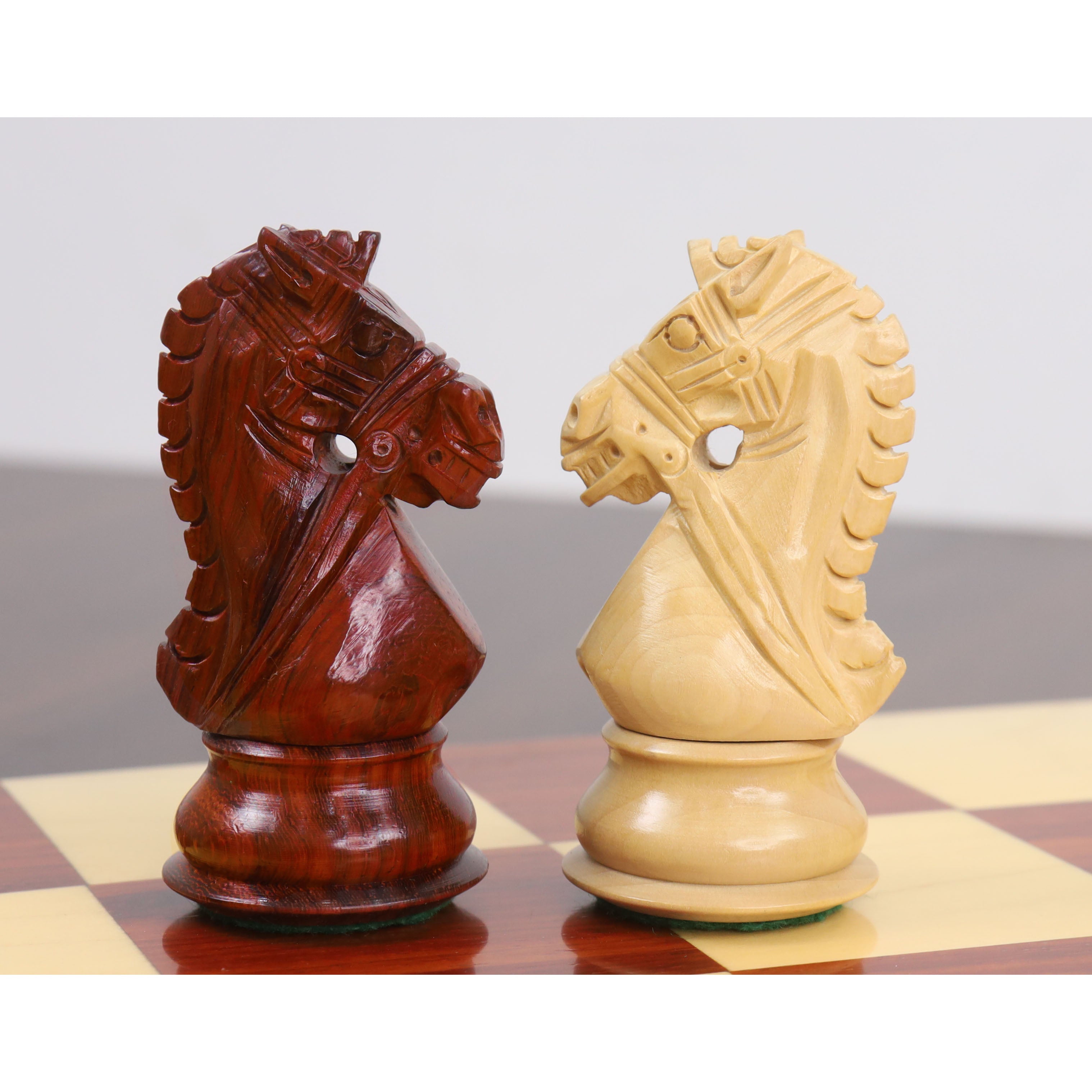 99mm king and matching chessmen in Bud Rosewood and Boxwood
