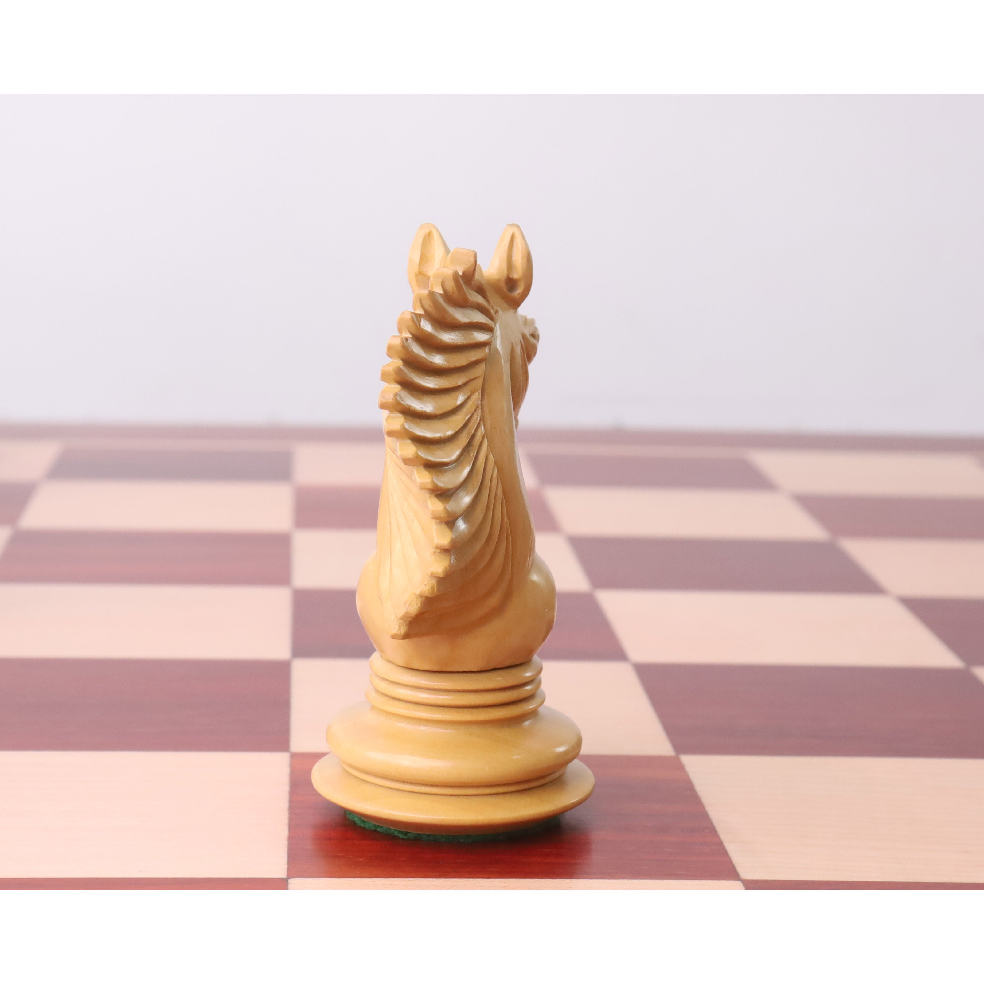 Bud Rosewood and Boxwood chessmen at 1,800 grams complete