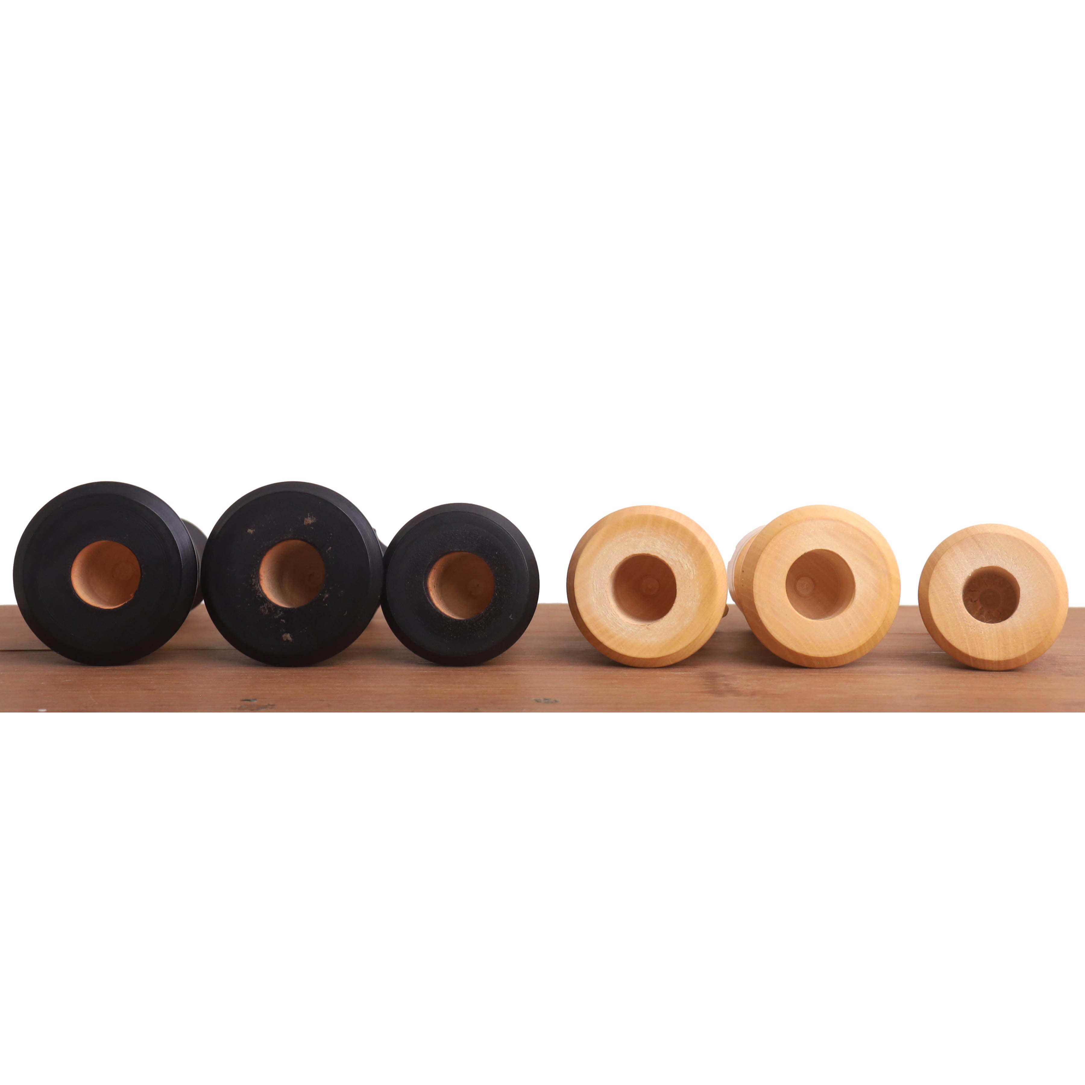 Ebonised Boxwood and Boxwood chessmen, 76mm king