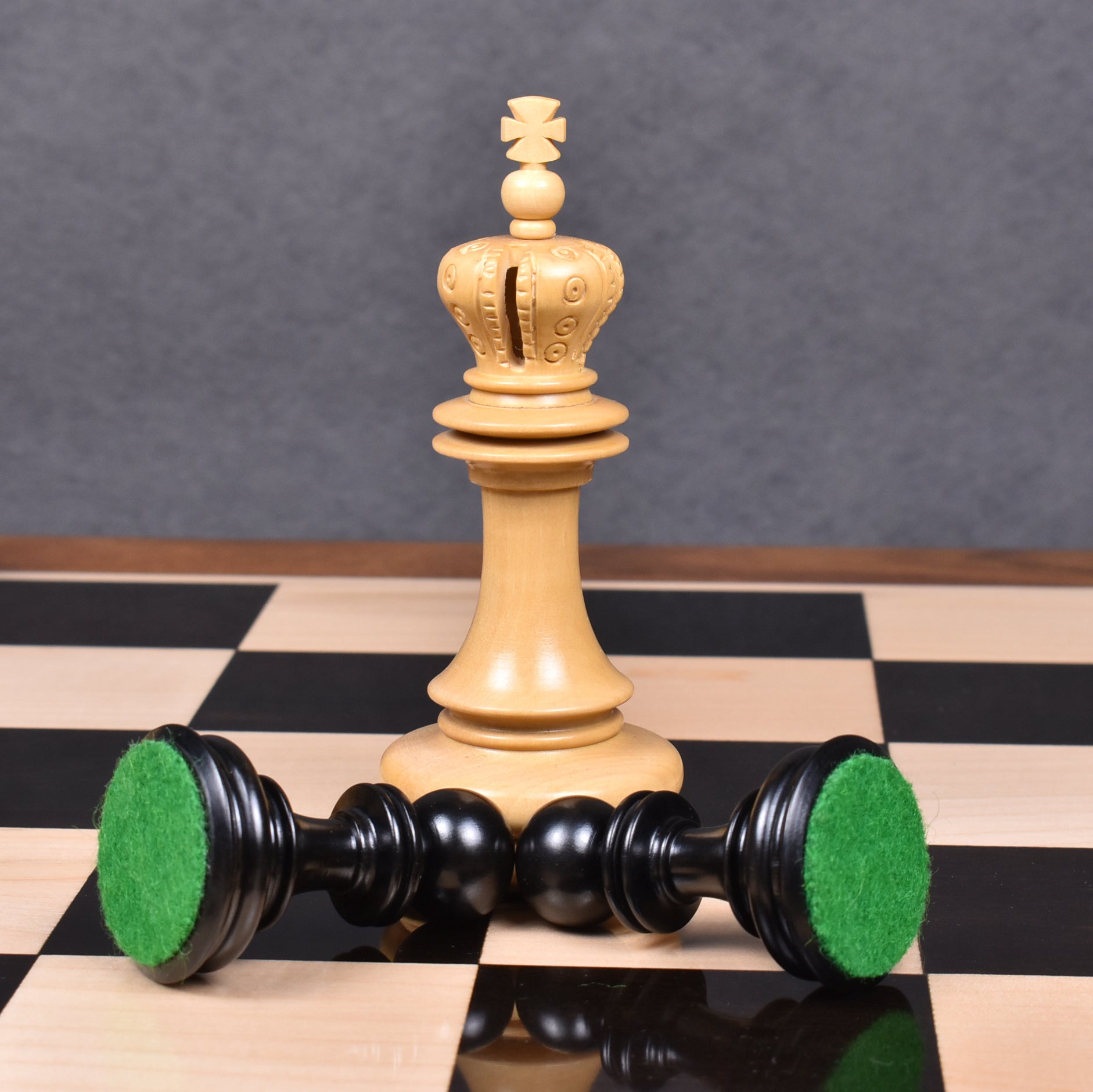 Carvers' Art chess pieces in ebony, 114mm king