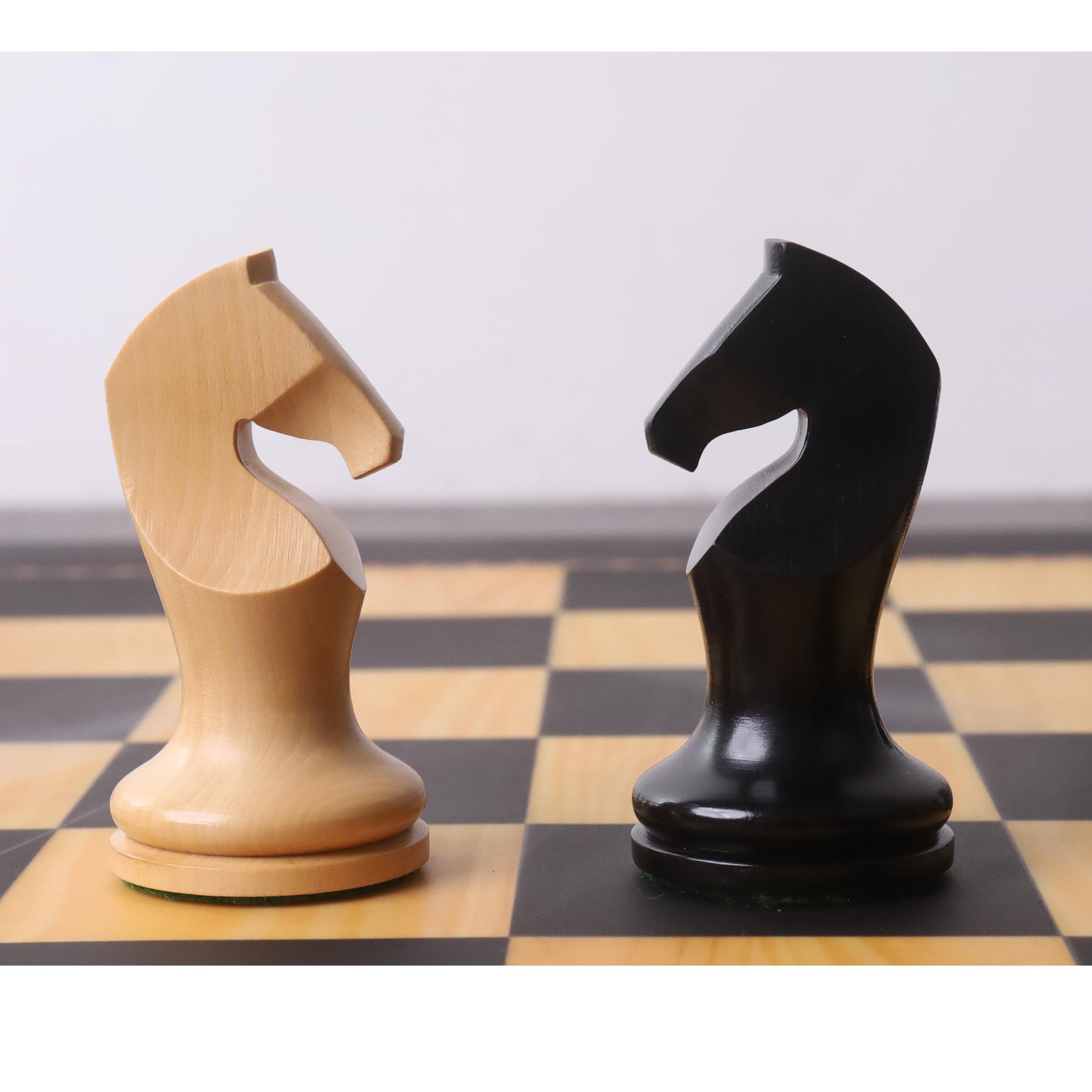 Ebonised Boxwood and Boxwood chessmen at 1,050 grams complete