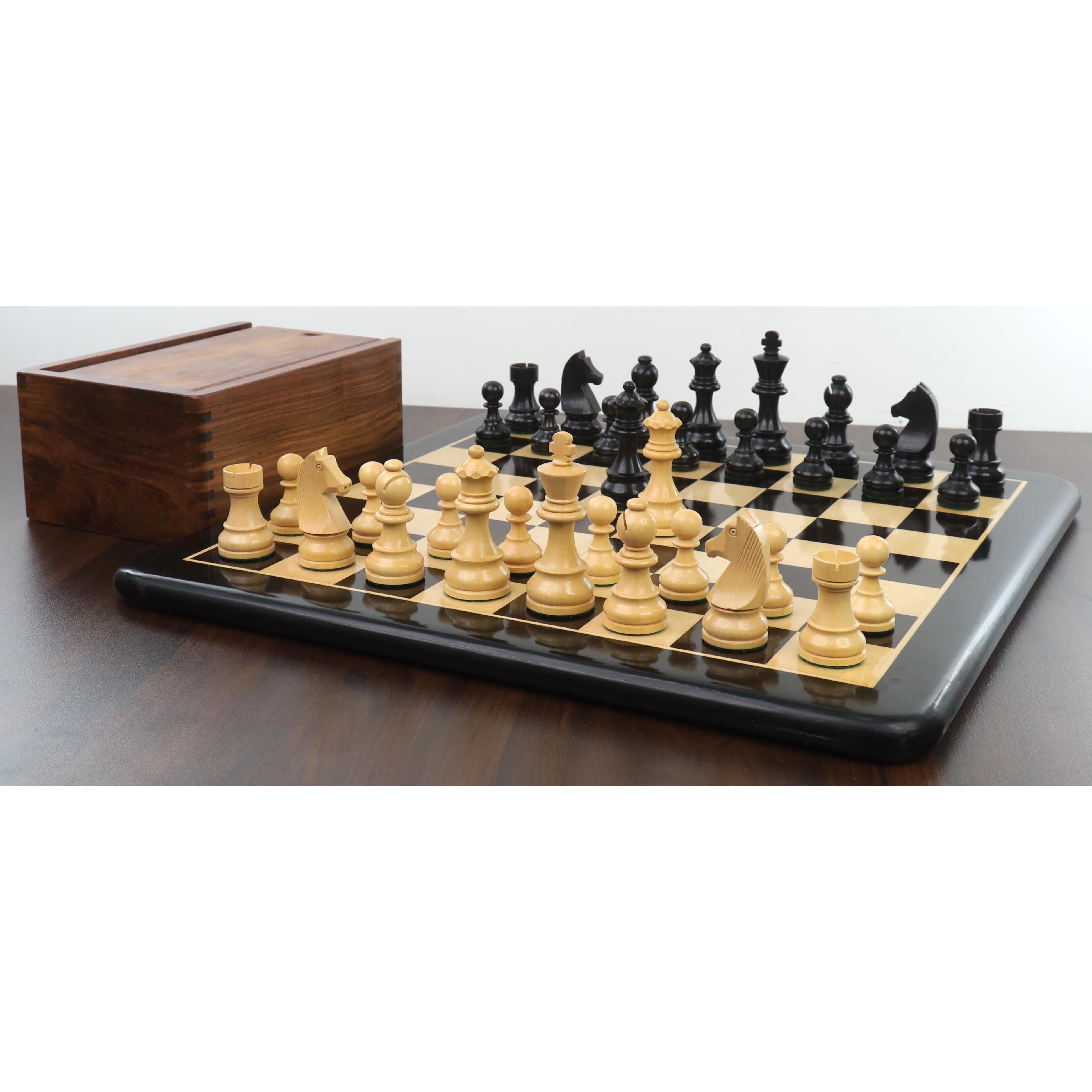 Ebonised Boxwood chessmen at 1,000 grams complete