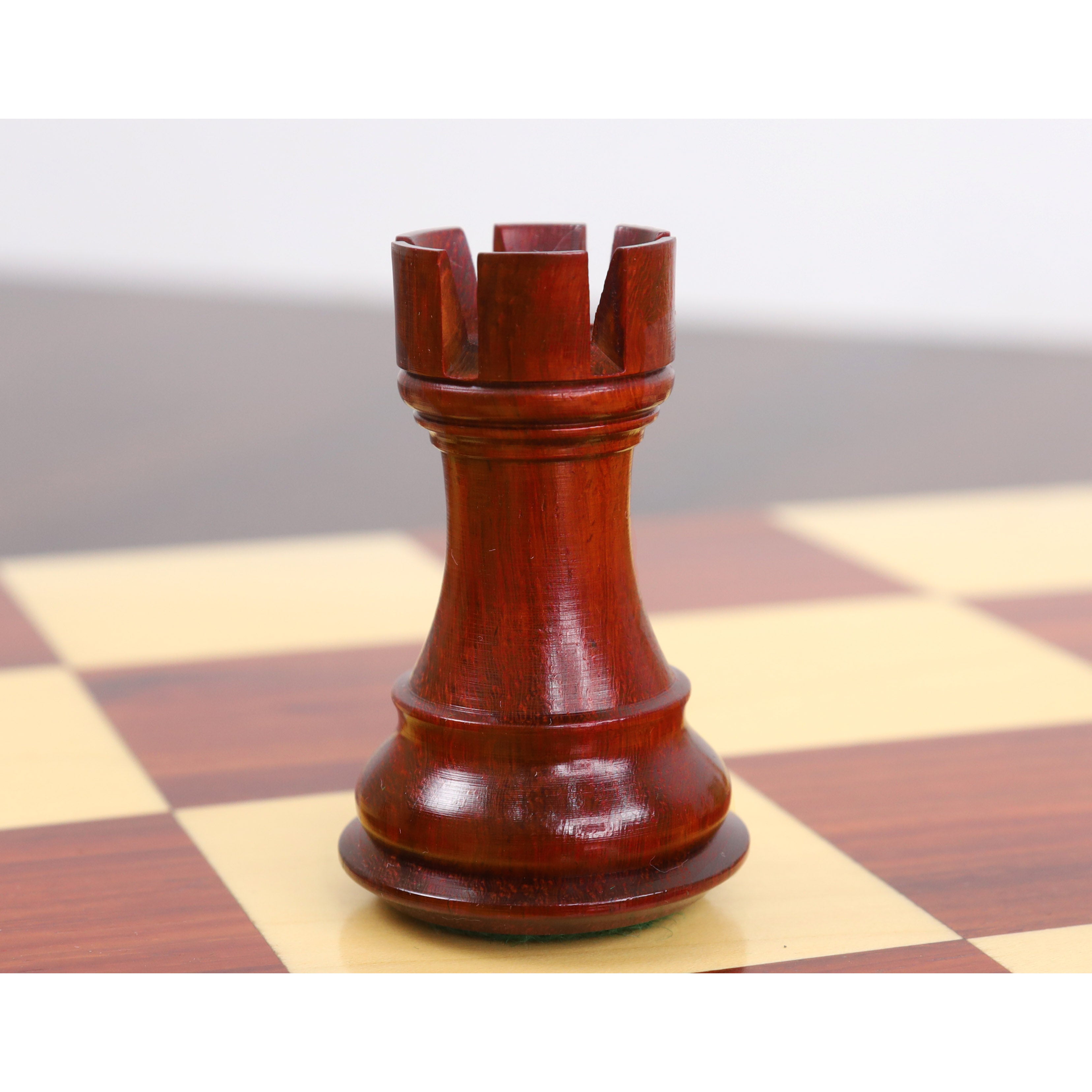 Bud Rosewood and Boxwood chessmen with a 43mm king base