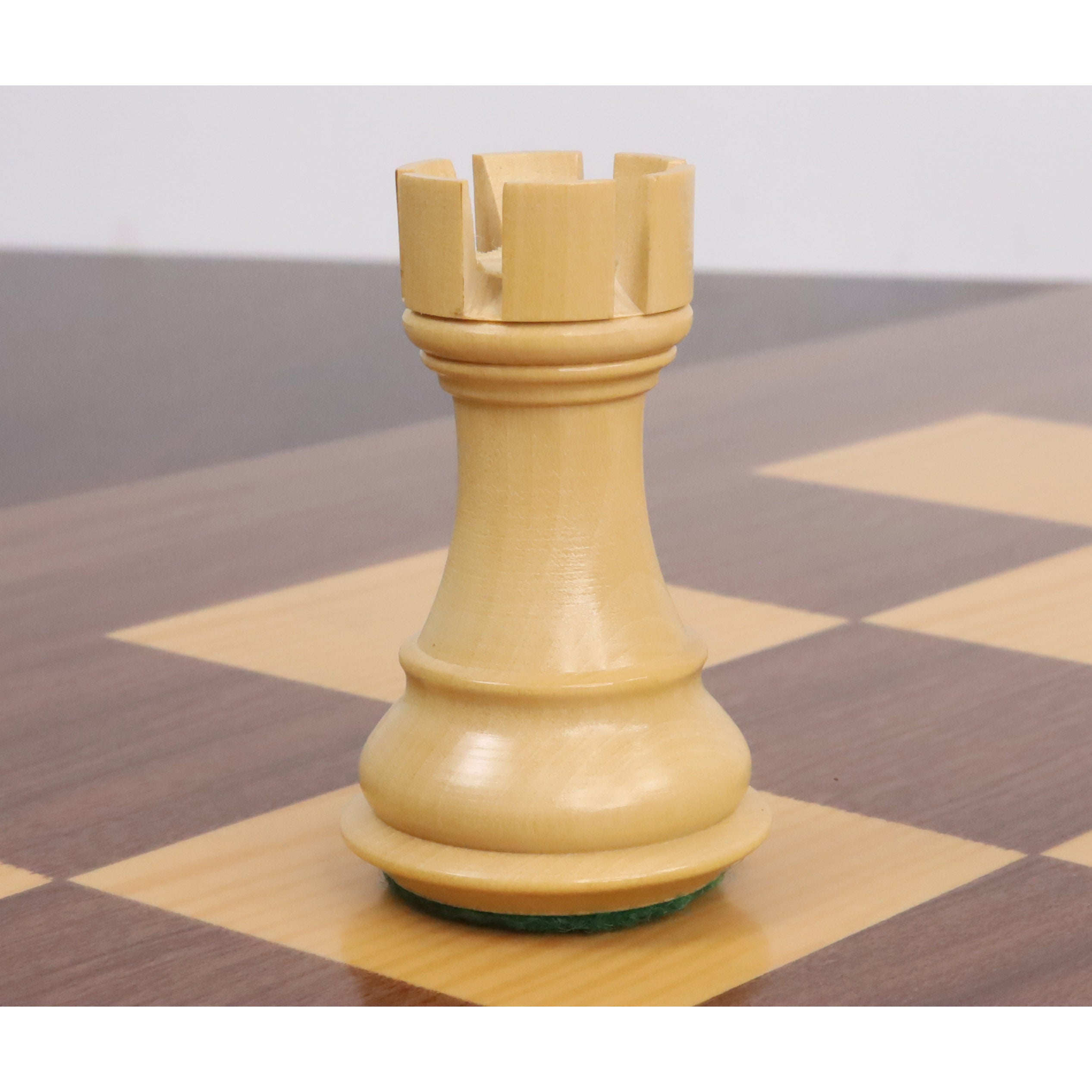 Golden Rosewood and Boxwood chessmen with a 42mm king base
