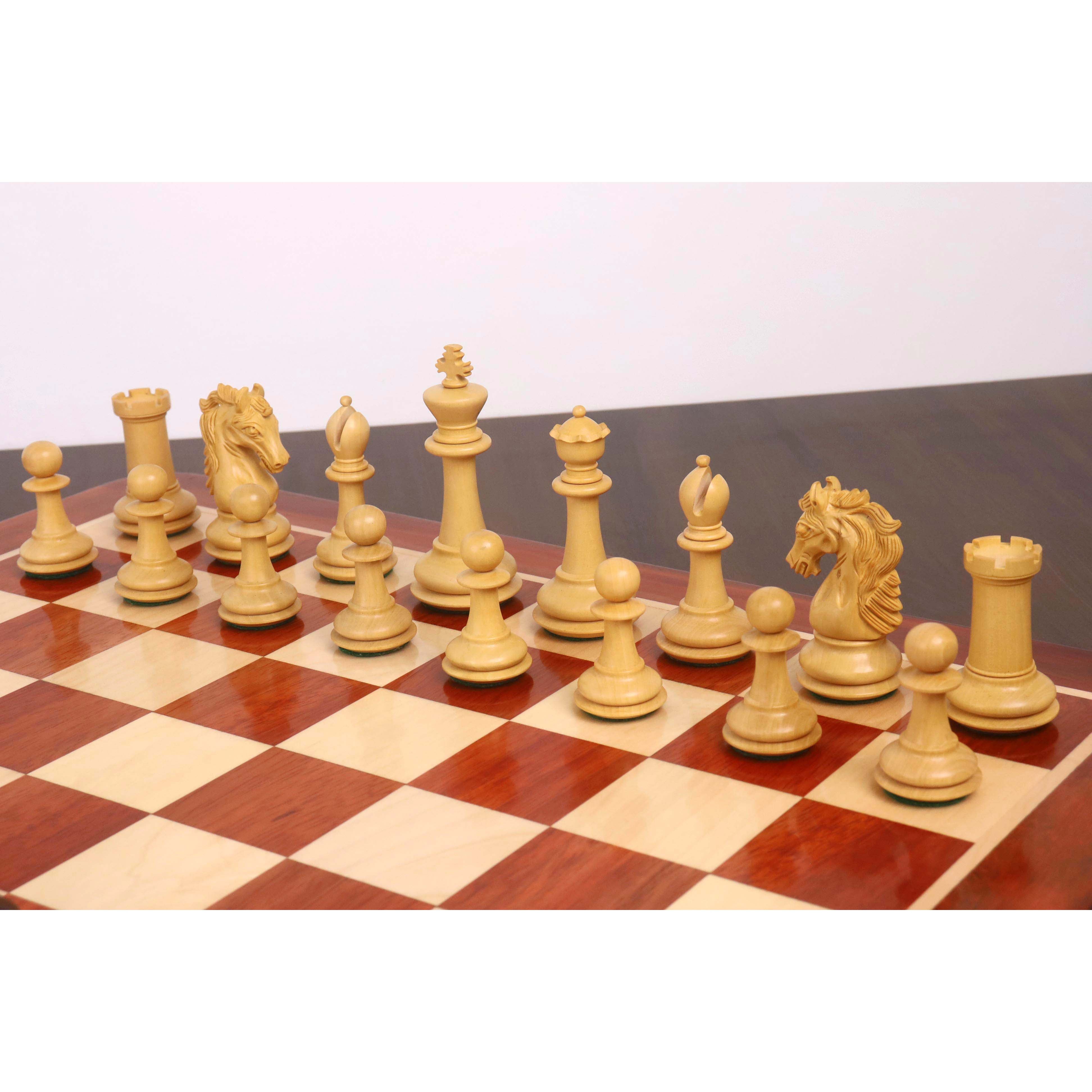Bud Rosewood and Boxwood chessmen with a 42mm king base