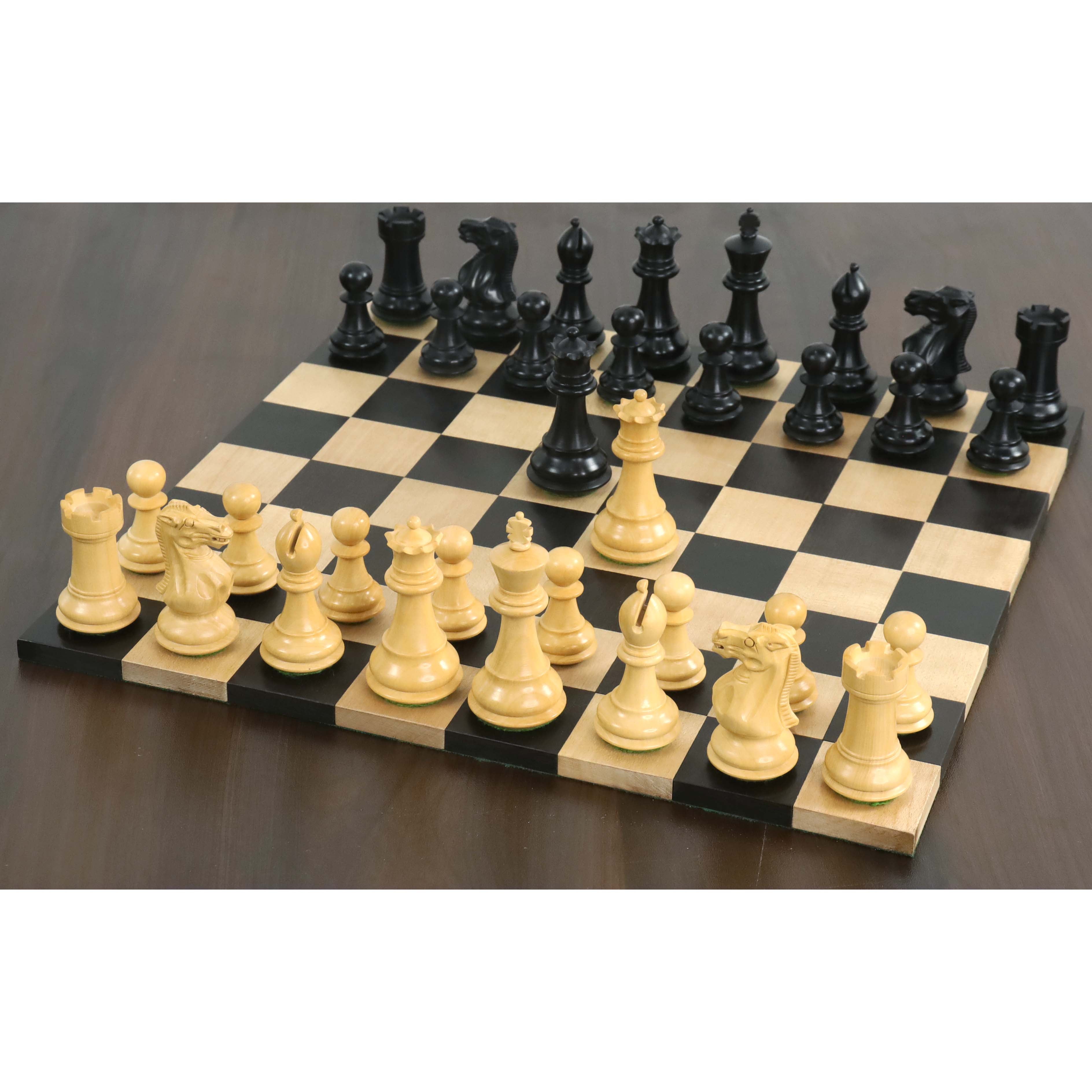 Ebonised Boxwood and Boxwood chessmen with a 29.5mm king base