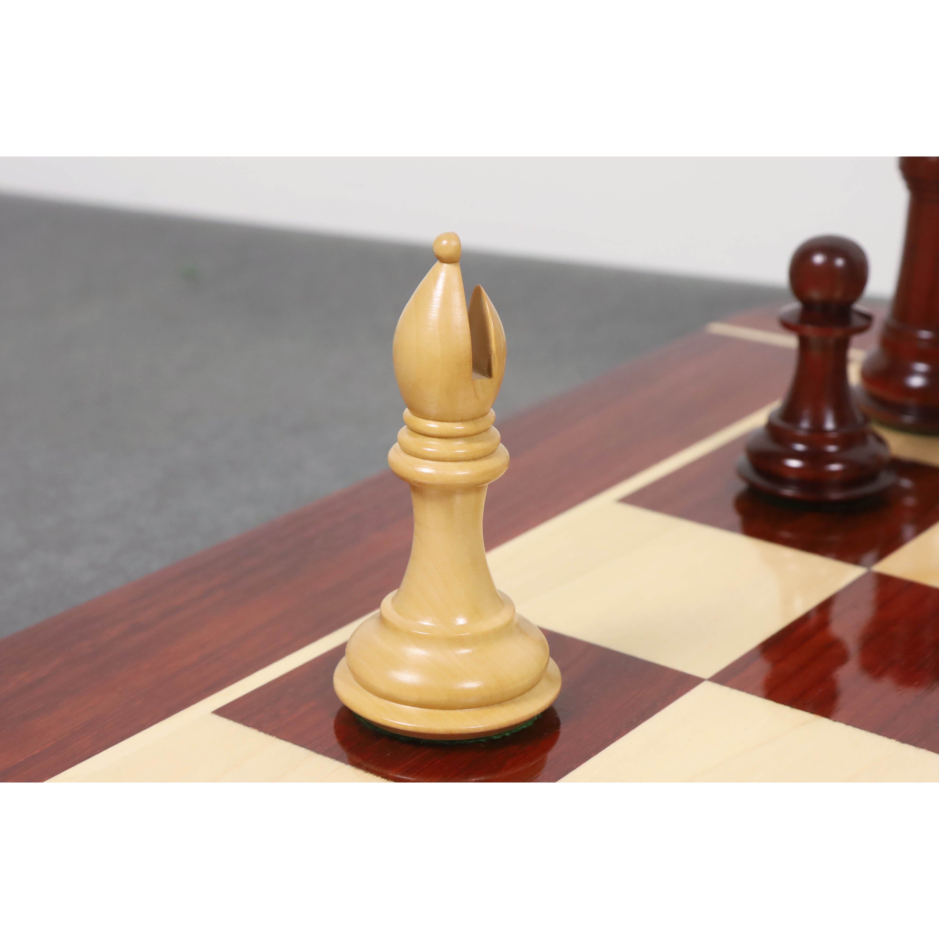 Bud Rosewood and Boxwood chessmen with a 45mm king base
