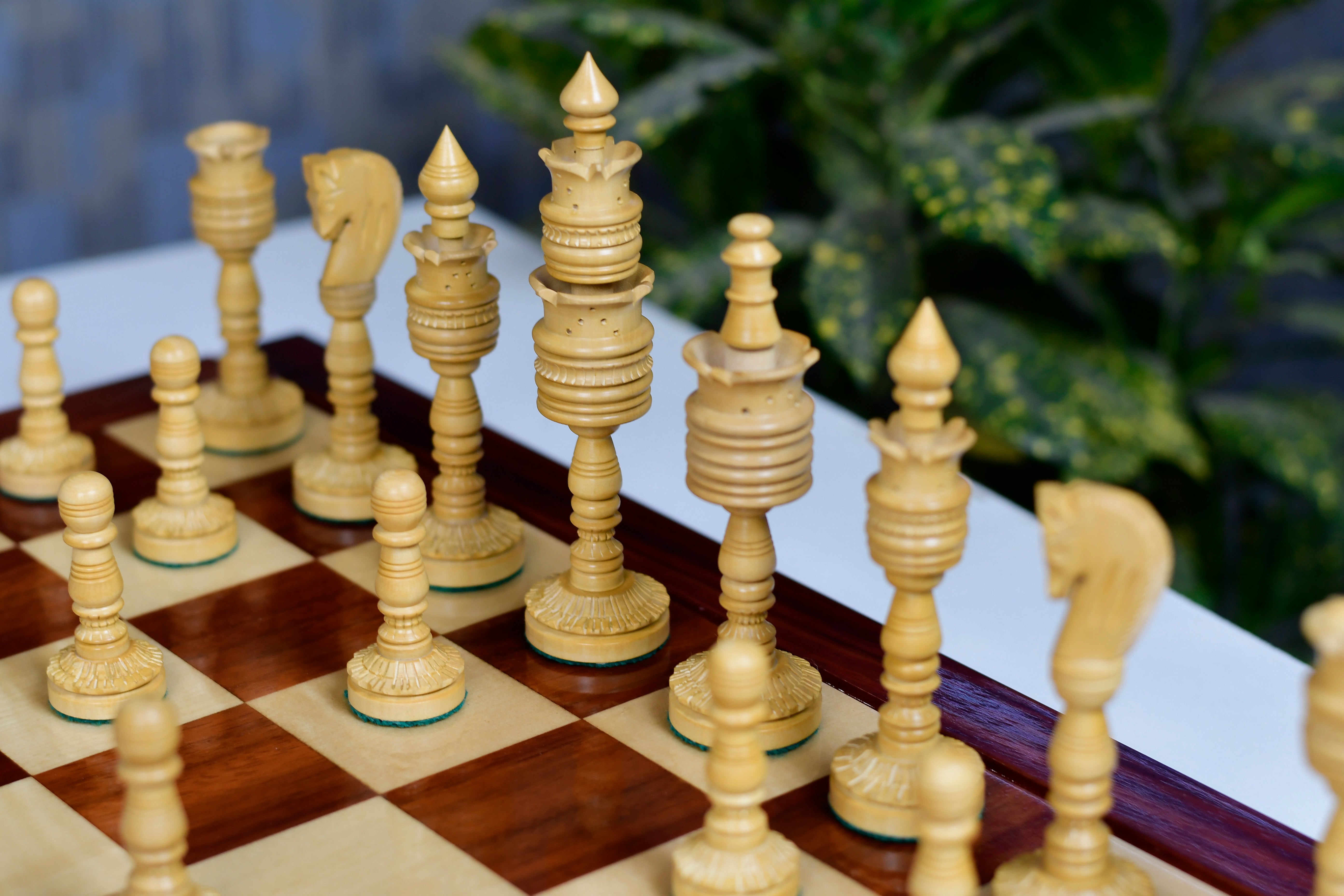 Bud rosewood and natural boxwood pipe shaped chess pieces, 156mm king