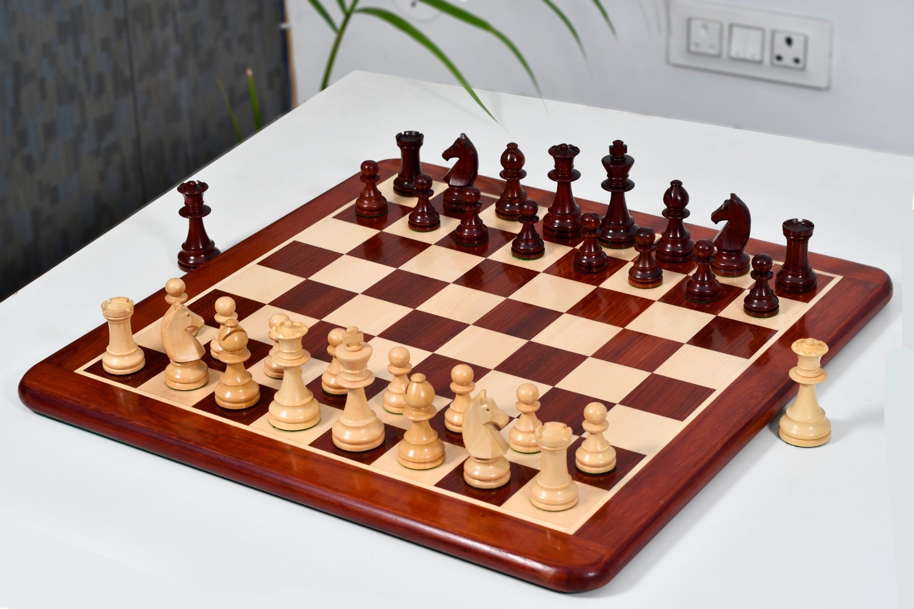 Bud rosewood Chavet Championship chess pieces with the one piece knight