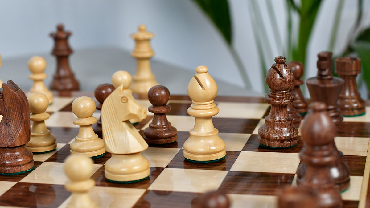 Natural boxwood and sheesham German Knight Staunton chess pieces, 31mm king base