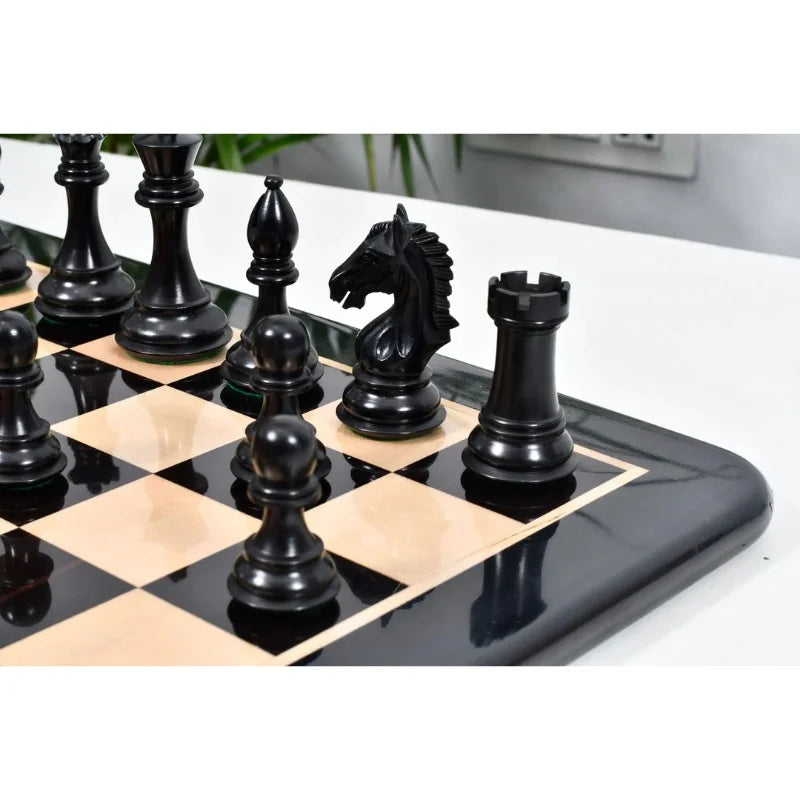 Derby Knight Pattern Chess Set