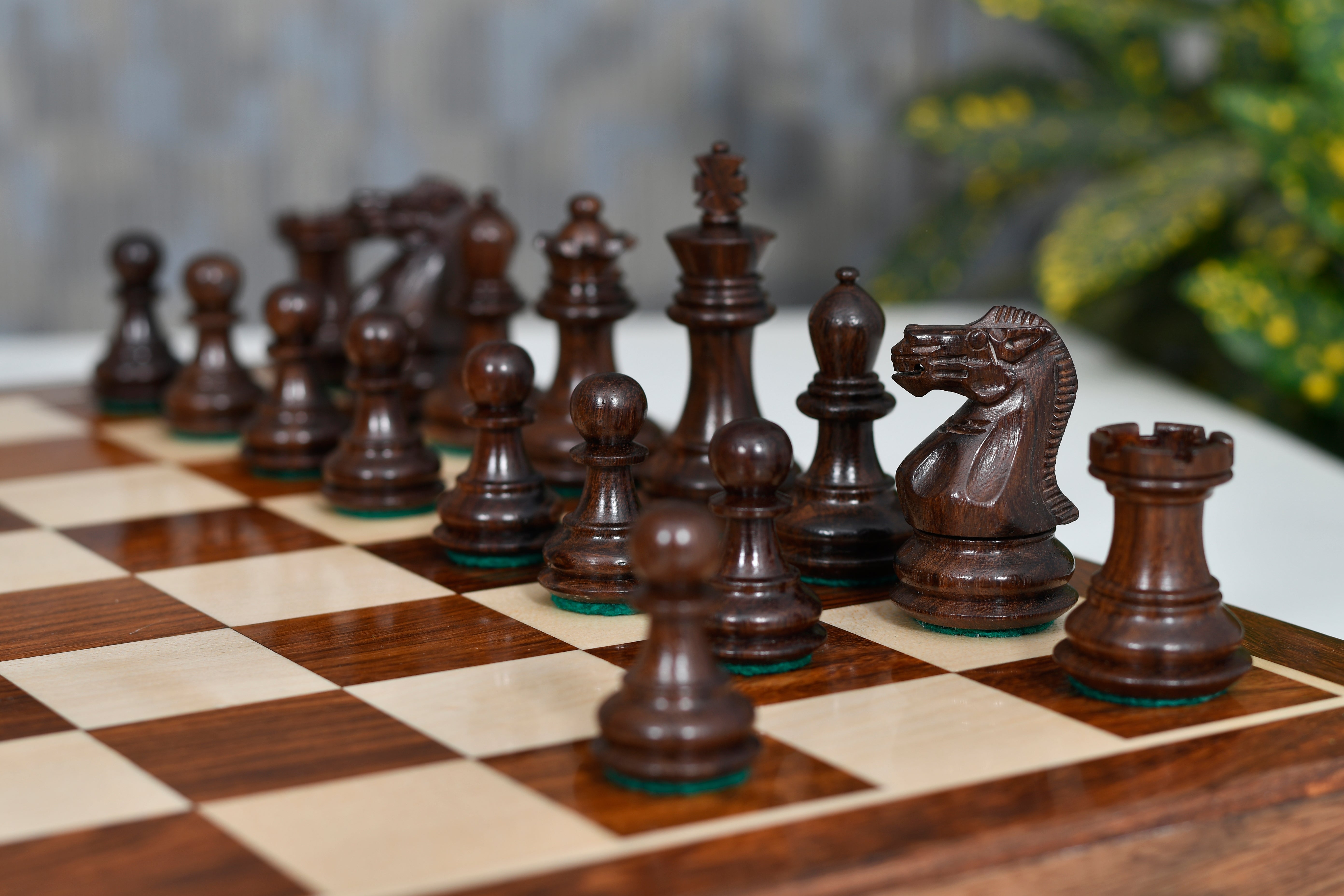 Green felted sheesham and boxwood Staunton chess pieces, 66mm Collector Series king