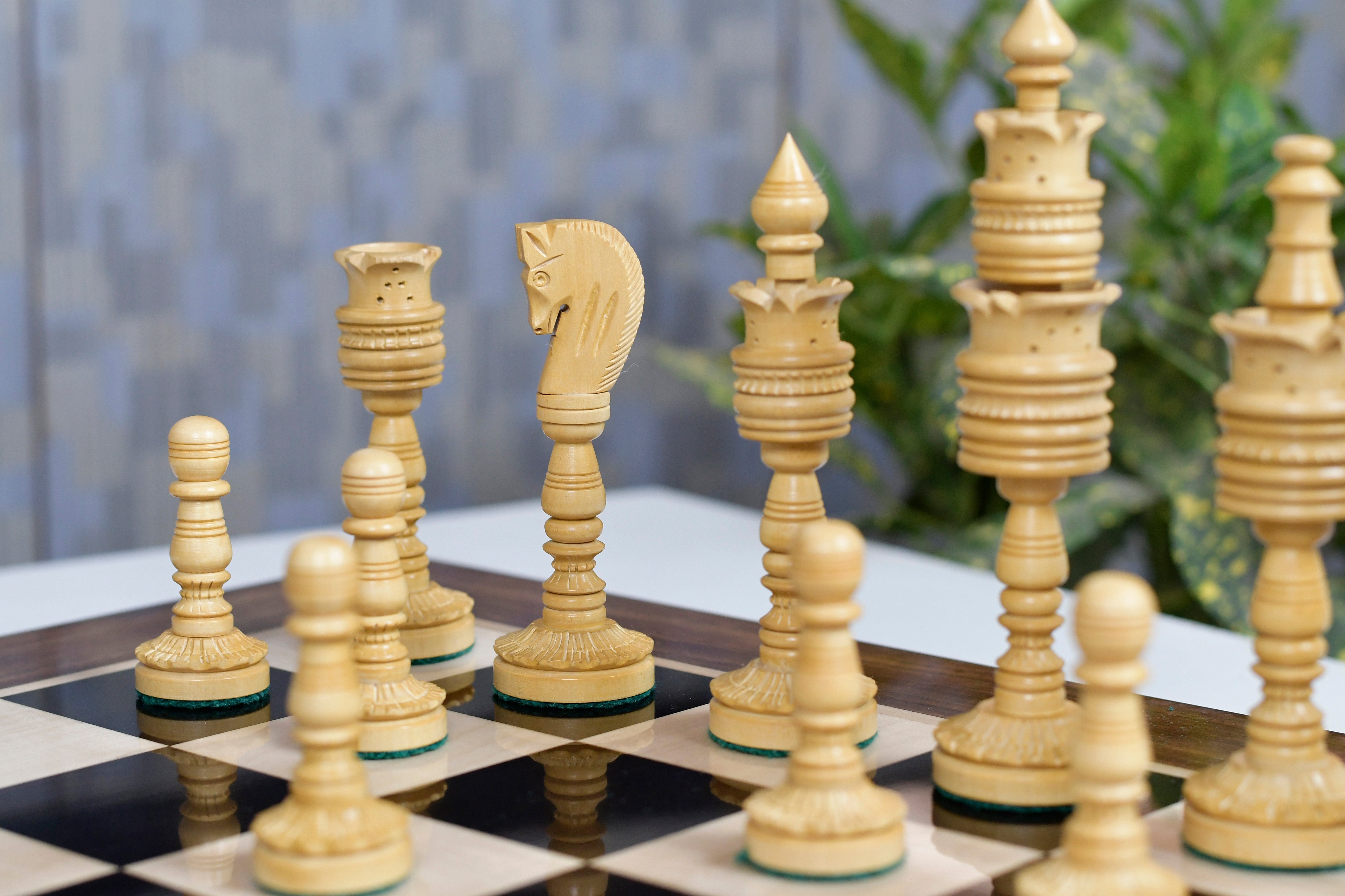 Ebony and natural boxwood pipe shaped chess pieces, 37mm king base