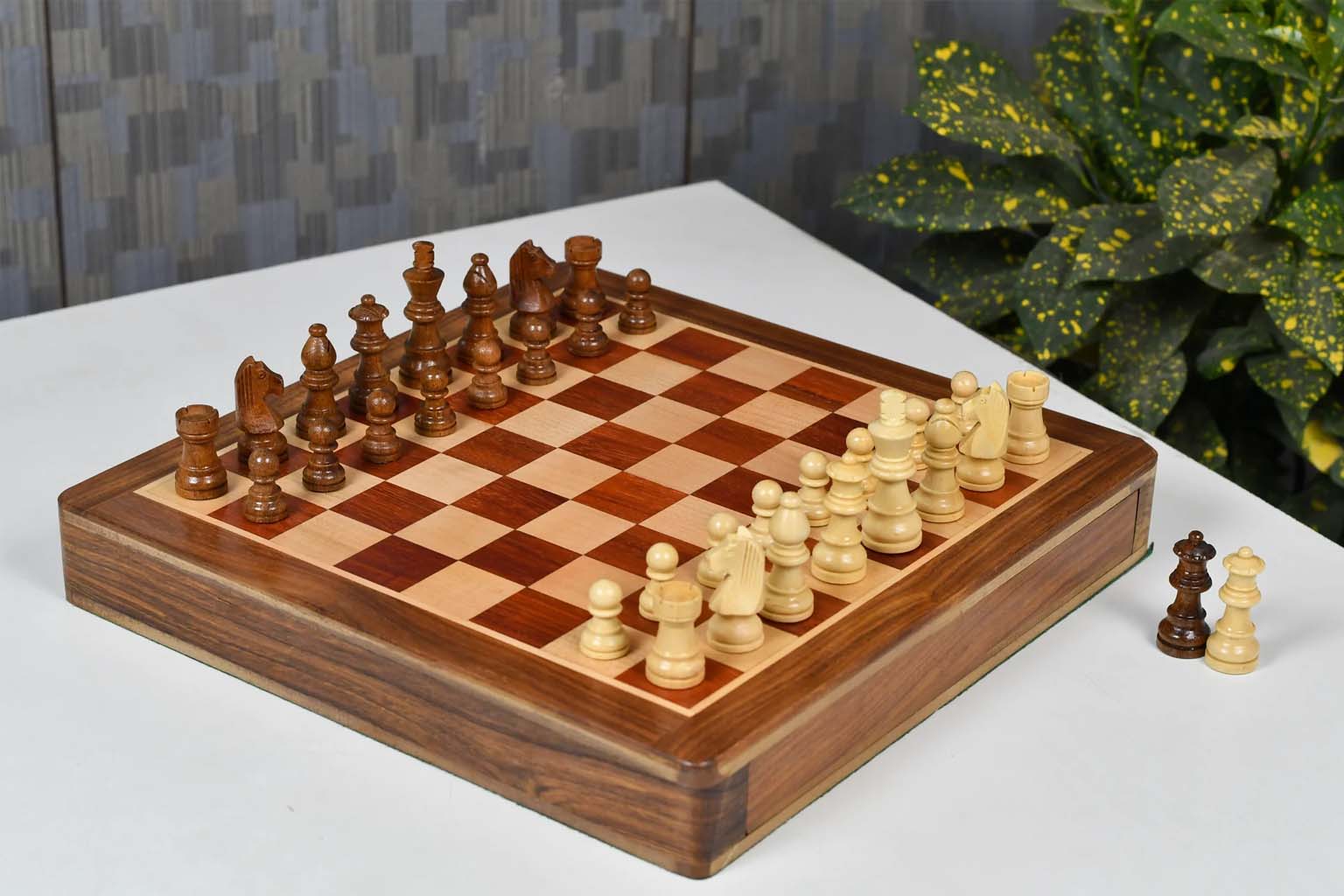 Knight profile on the 12 Inch Magnetic Travel chess set in padauk and boxwood