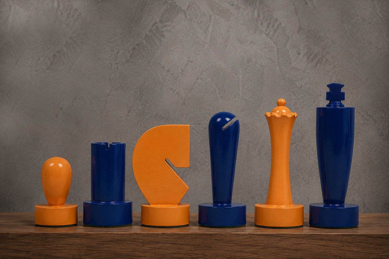 Sterling Chess Berliner Minimalist chess pieces in blue and yellow painted boxwood, 95mm king