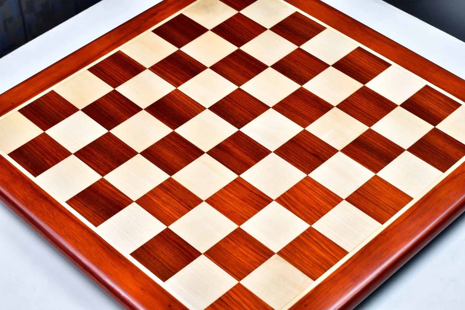 Blood red bud rosewood chess board, close detail of the grain