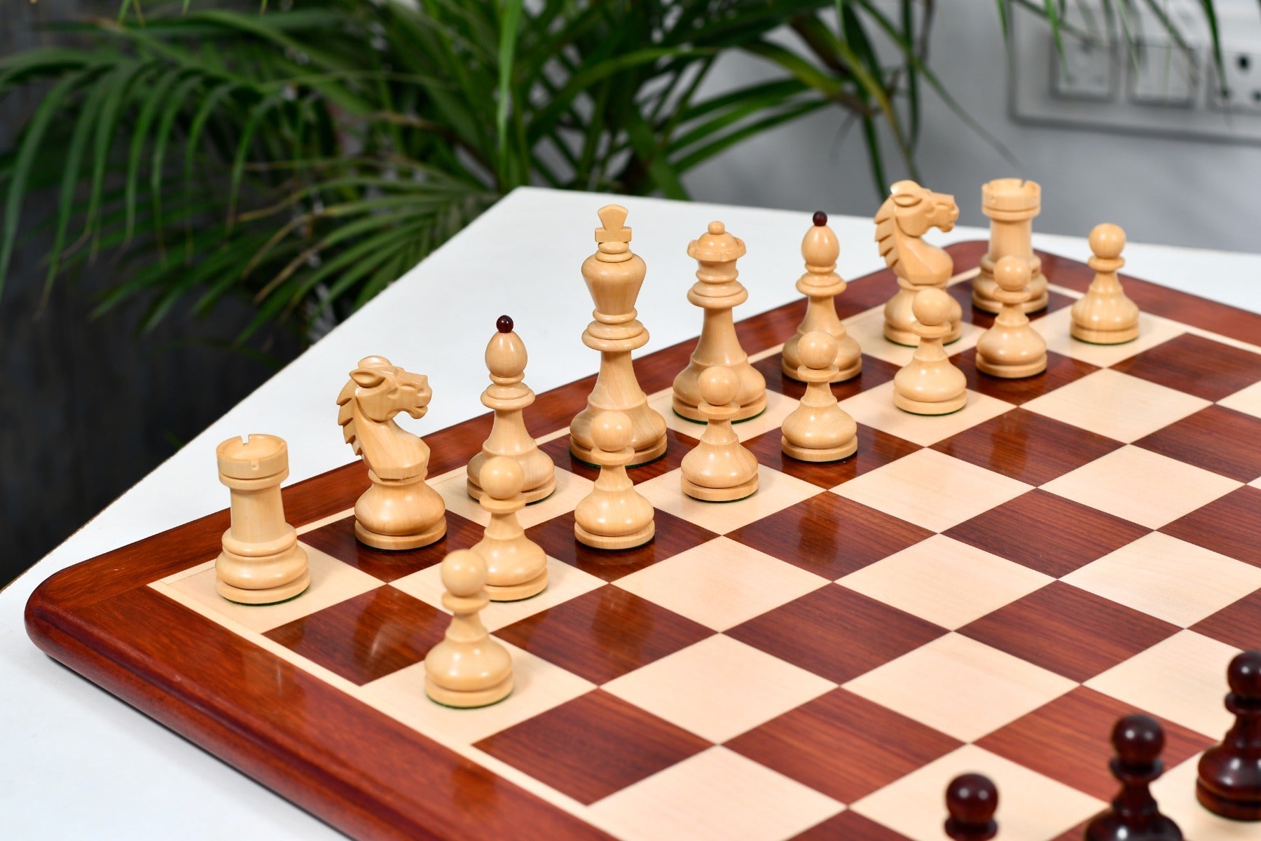 Bud rosewood chess pieces with a 99mm king and felted bases