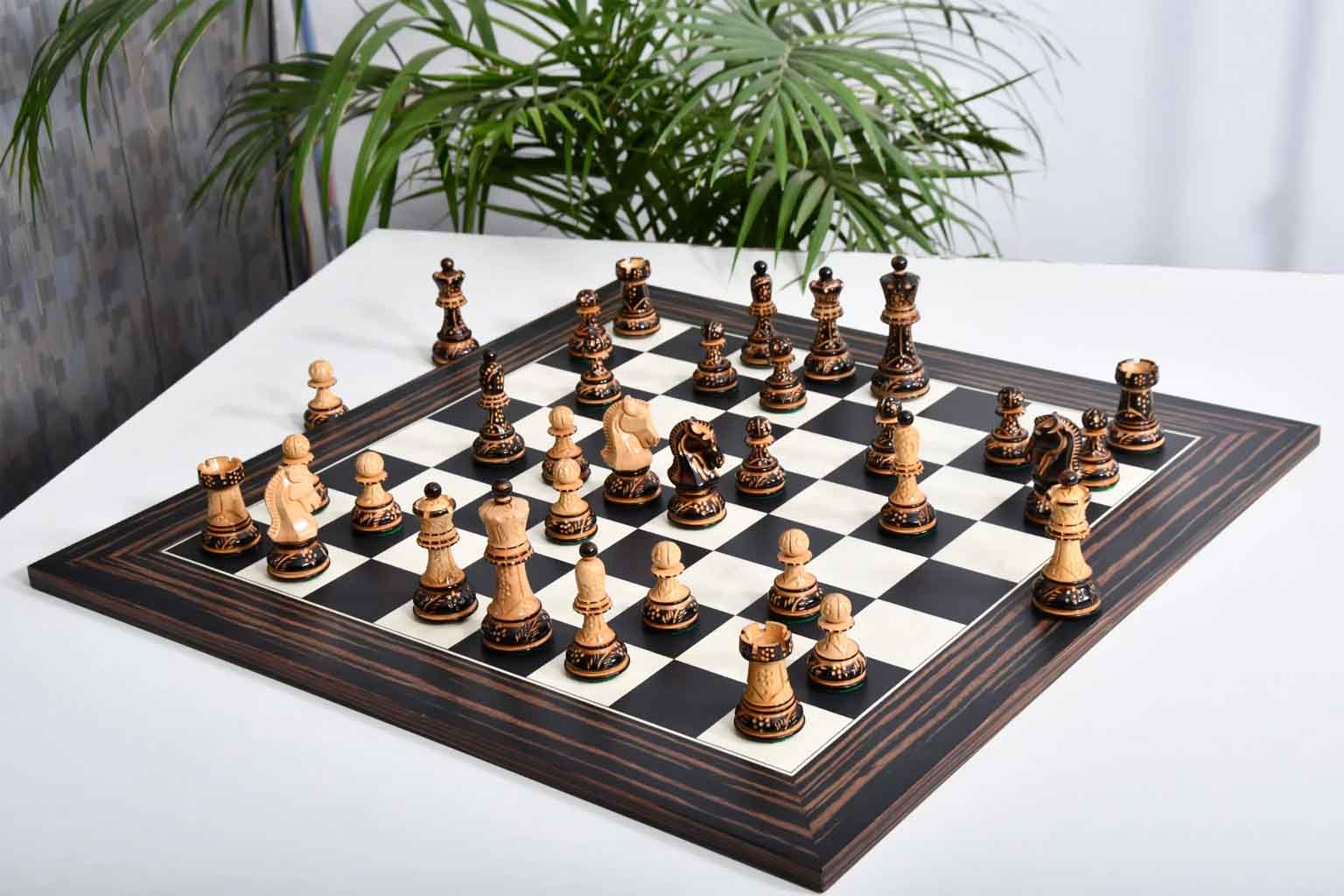 Burnt and natural boxwood Dubrovnik chess pieces, 3.7 inch king