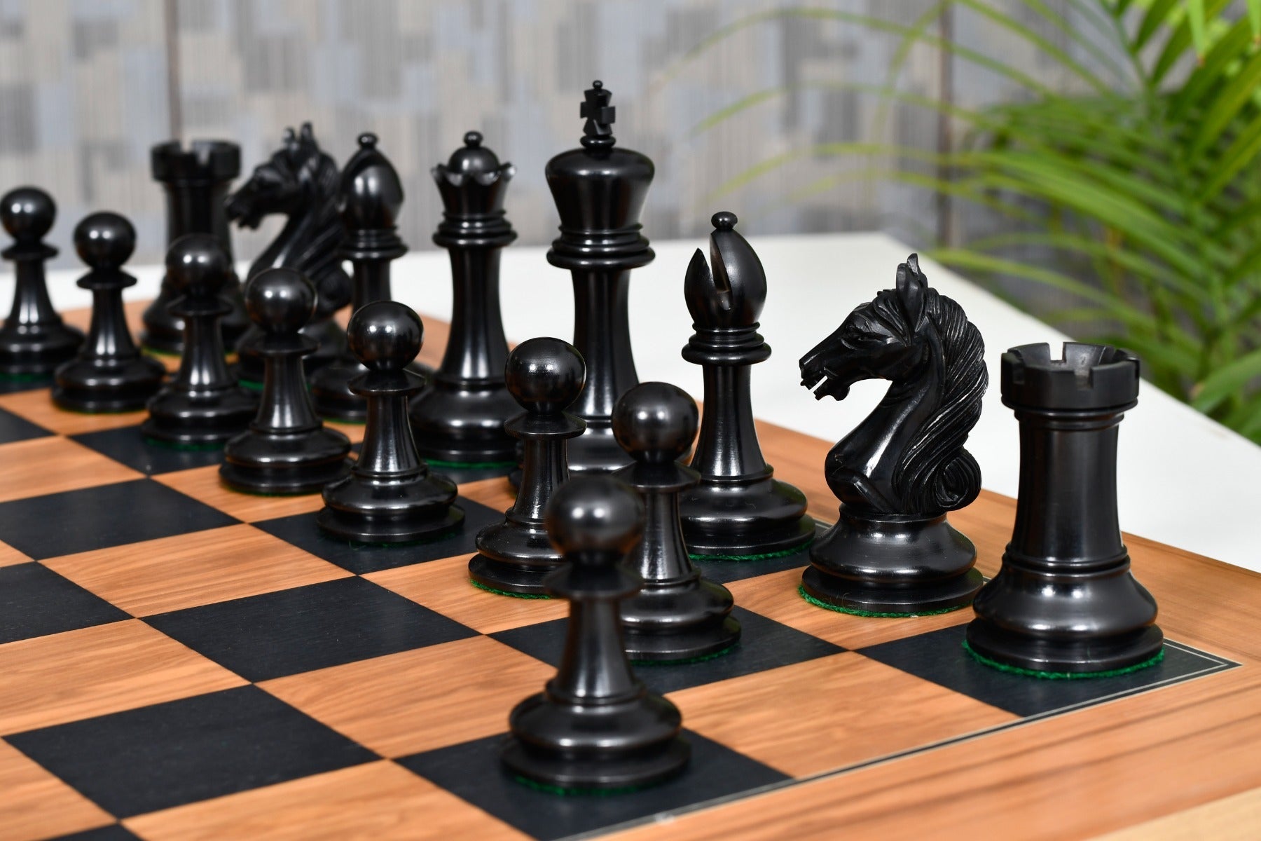 Ebony and antiqued boxwood Staunton chess pieces, 4.09 inch king