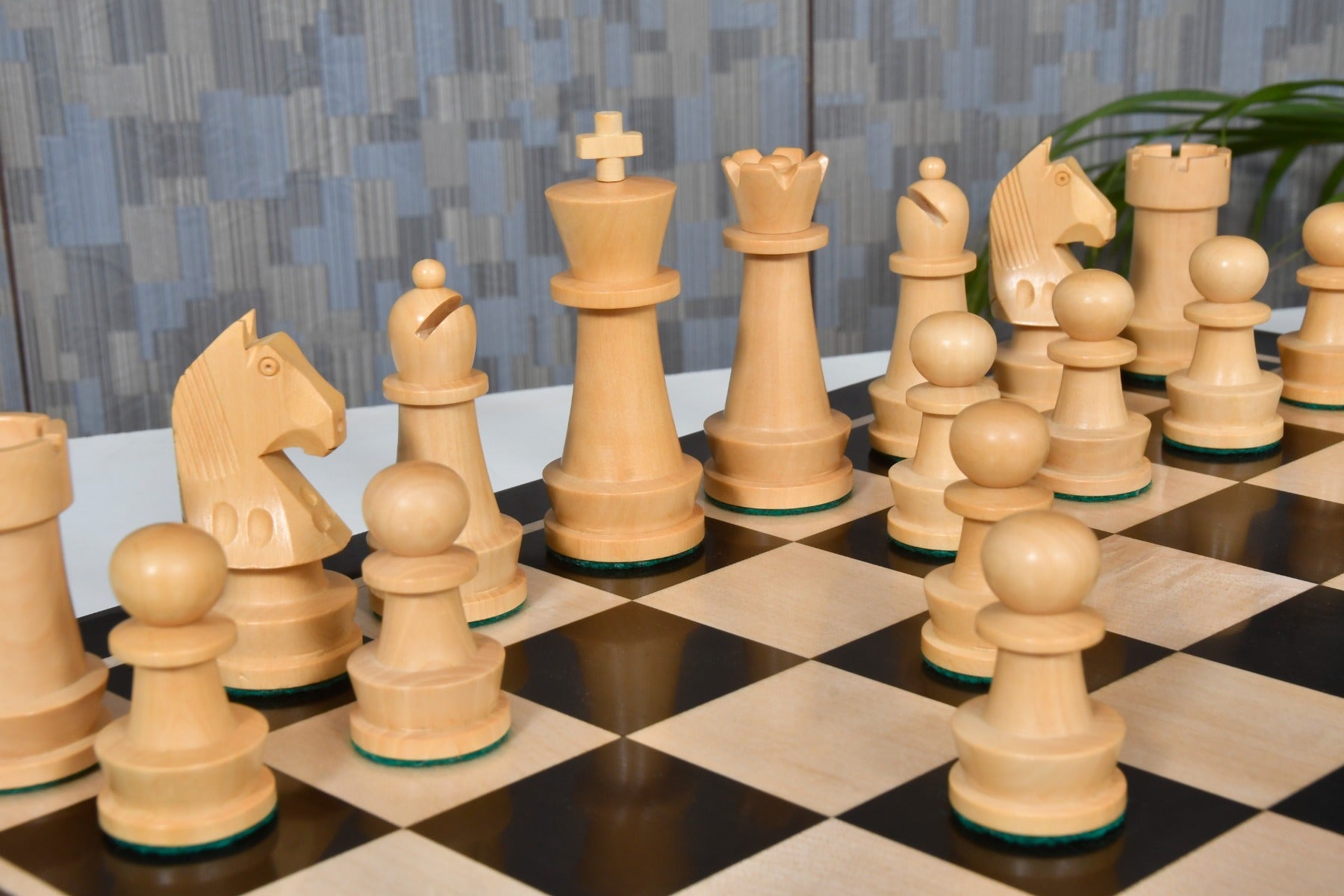 Full Championship Staunton chess set with its 48cm solid ebony and maple board, from Sterling Chess
