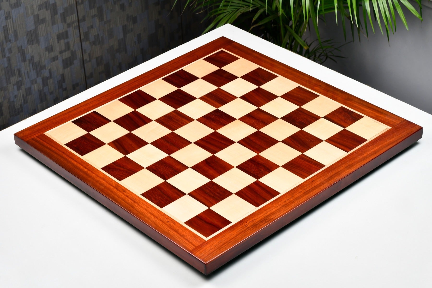 Blood red bud rosewood chess board, close detail of the grain