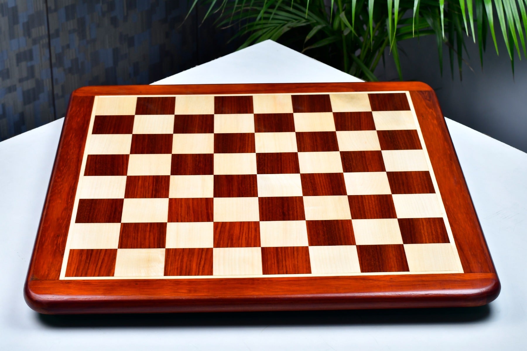 Blood red bud rosewood chess board, close detail of the grain