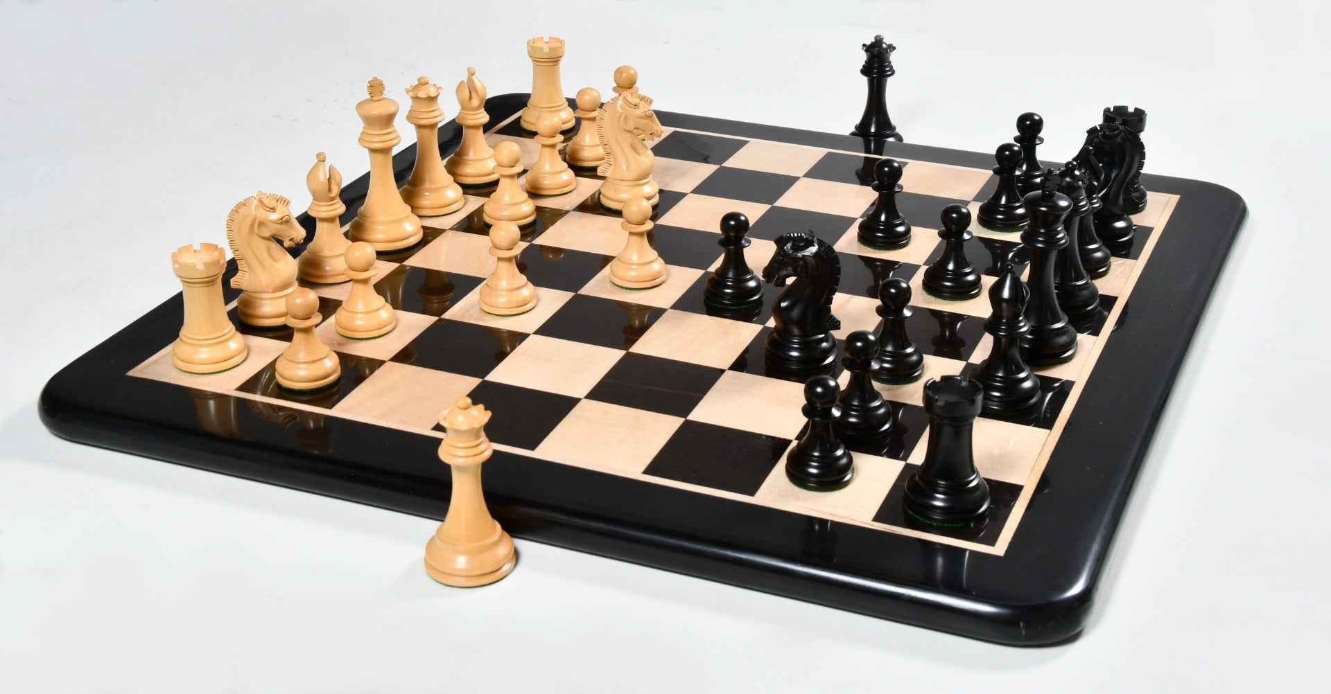 Ebonised boxwood Staunton chess pieces with hand carved Craftsman knight