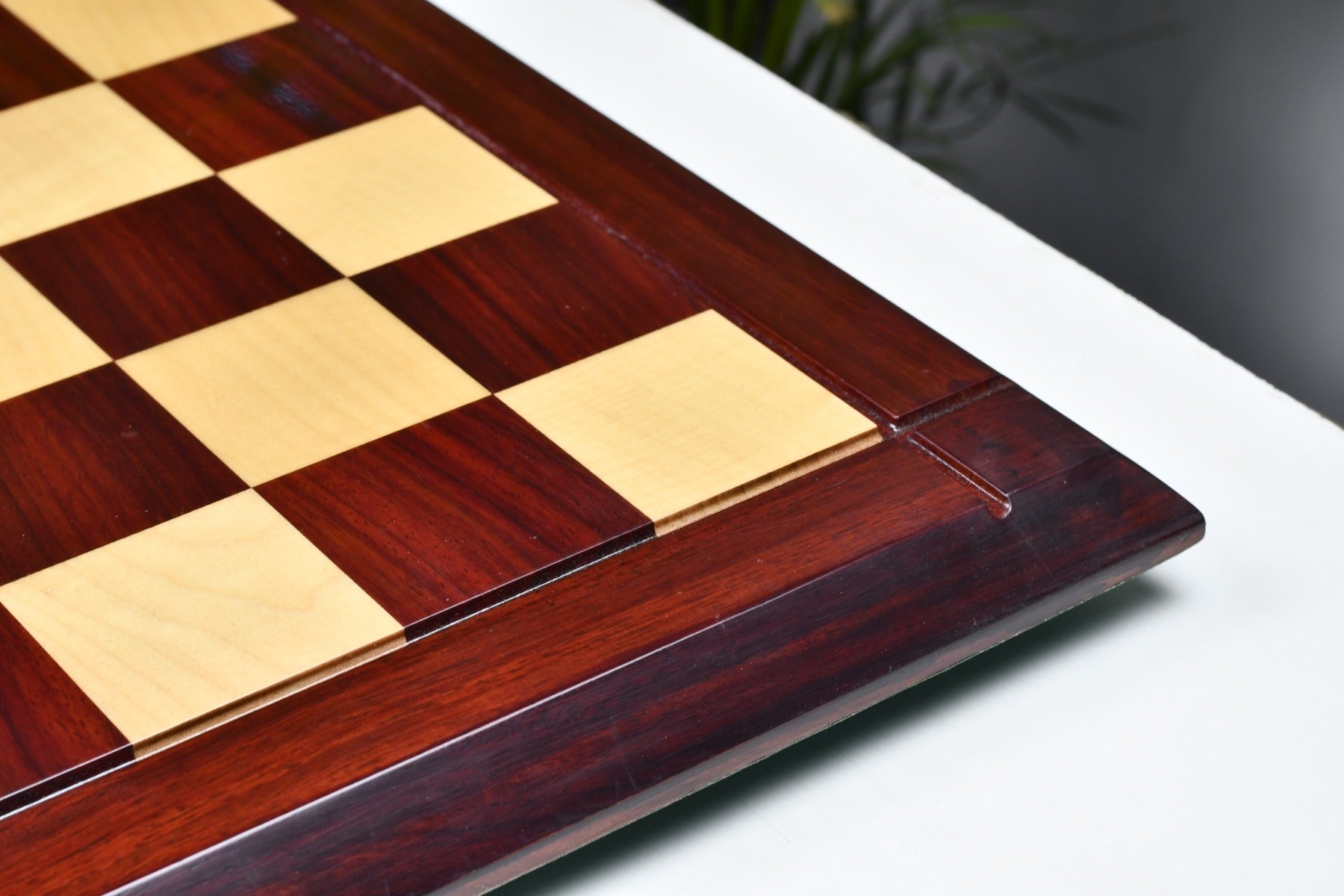 Hi-gloss bud rosewood and maple chess board showing its 22.9mm thickness