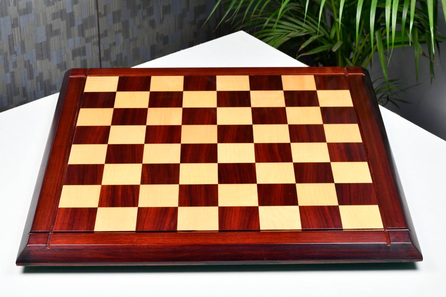 Bud rosewood hi-gloss chess board, close detail of the grain