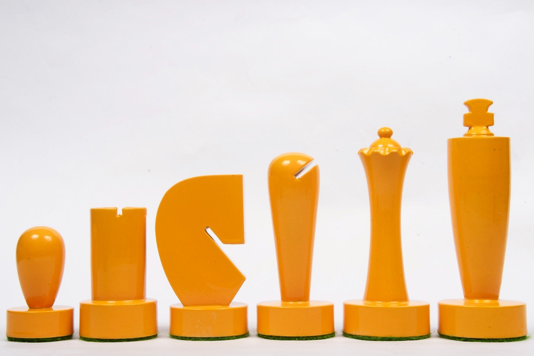Berliner Minimalist chess pieces, blue and yellow painted boxwood, 95mm king