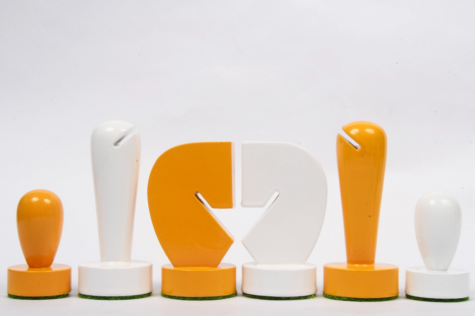 Yellow & White Berliner Minimalist chess pieces with a 33mm king base