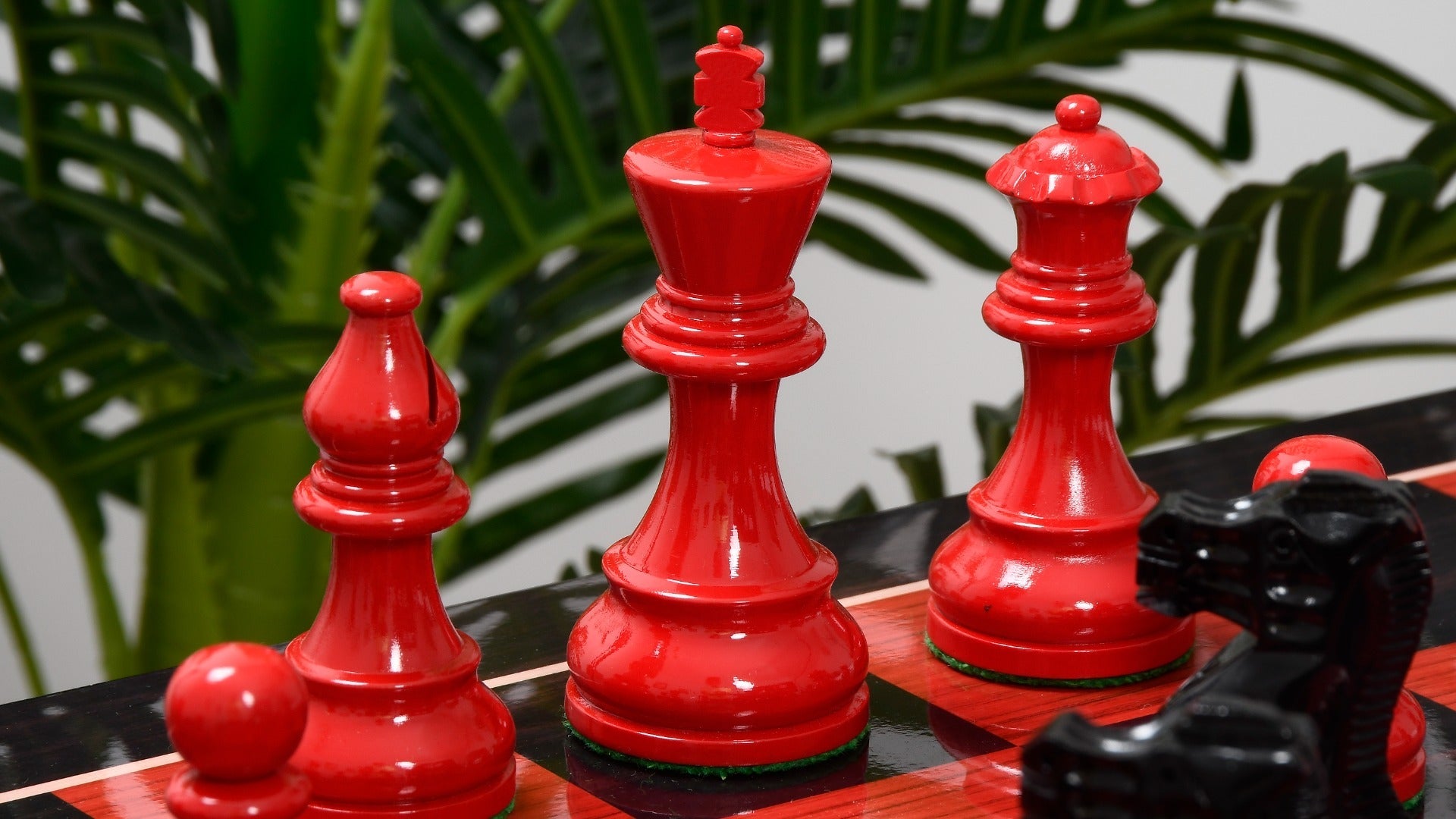 Full 34 piece Smokey Staunton chess set in painted and natural boxwood, Sterling Chess Australia
