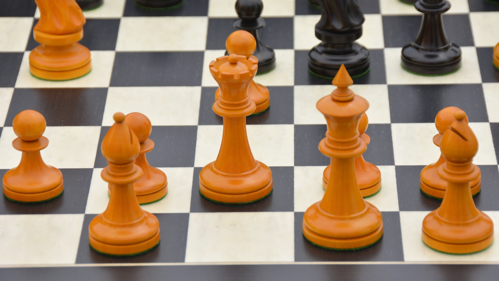 1904 Cambridge Springs Tournament chess set, 101mm king, Ebonised finish with its 60cm black anigre and maple board