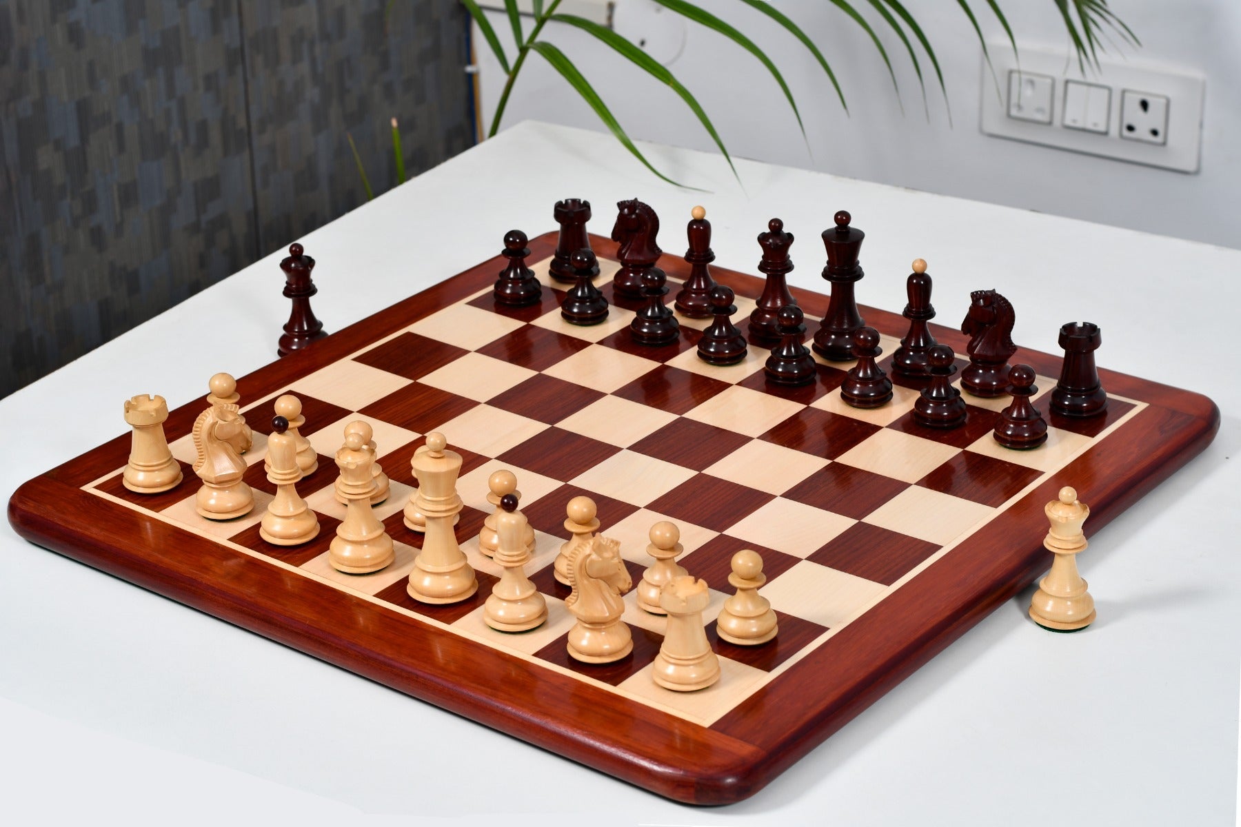 Bud rosewood Dubrovnik chessmen with figured grain, 34 pieces including two queens