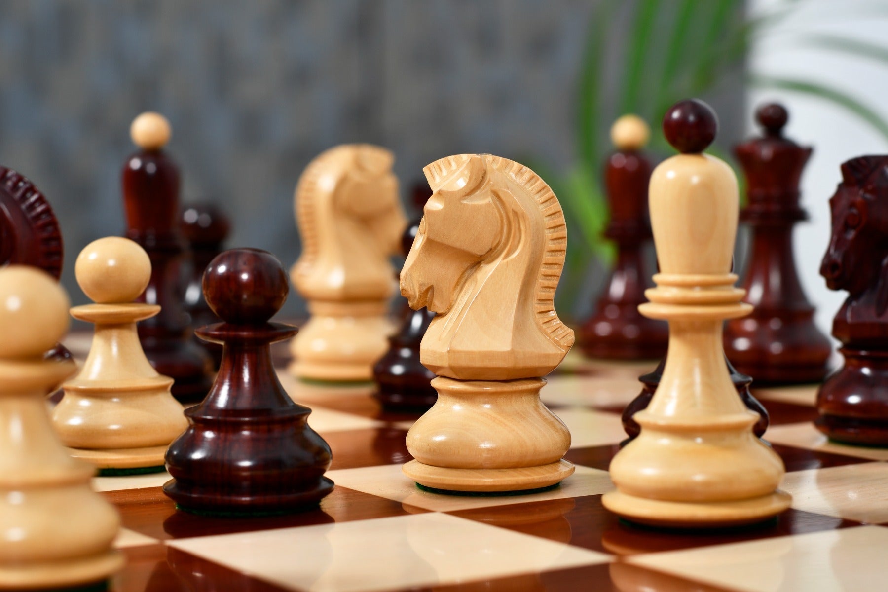 Bud rosewood dark pieces and boxwood light pieces in the Bobby Fischer Dubrovnik pattern