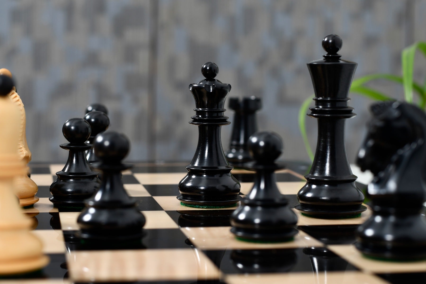 Ebonised boxwood Dubrovnik chessmen paired with natural boxwood, 34 pieces
